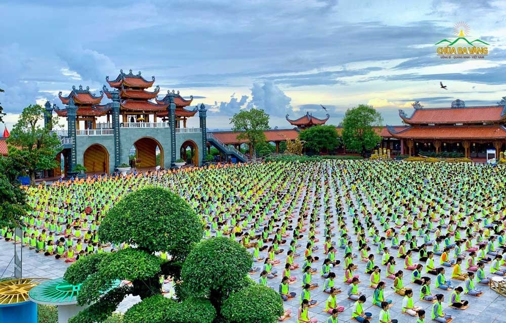 Các khóa sinh thực hành ngồi thiền  tại Khóa tu mùa hè Chùa Ba Vàng