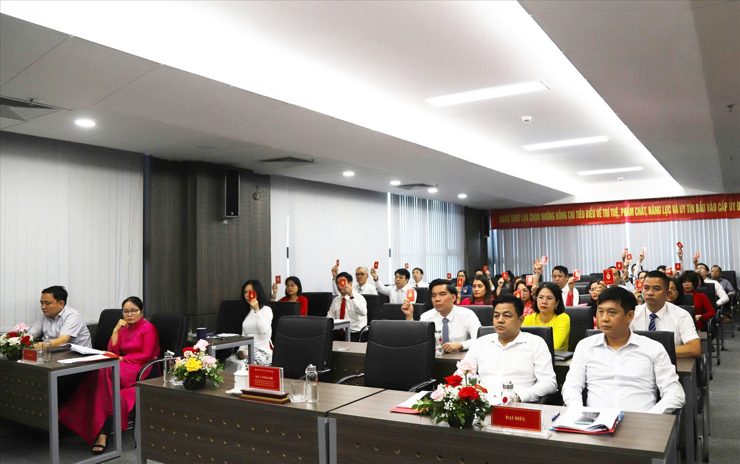 Các đại biểu biểu quyết nhiều nội dung tại Đại hội