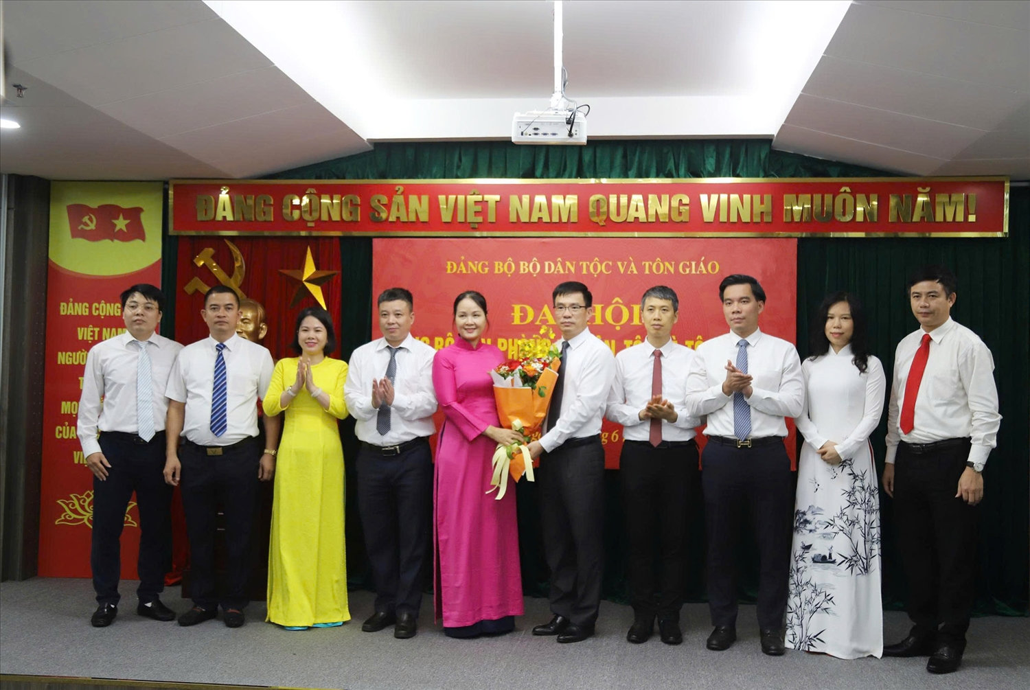 Ban chấp hành Đảng bộ Văn phòng Bộ nhiệm kỳ 2025 - 2030 gồm 9 thành viên. Ông Nguyễn Cao Thịnh, Chánh Văn phòng Bộ (người cầm hoa, đứng thứ 5 từ trái qua phải) tiếp tục được tín nhiệm bầu làm Bí thư