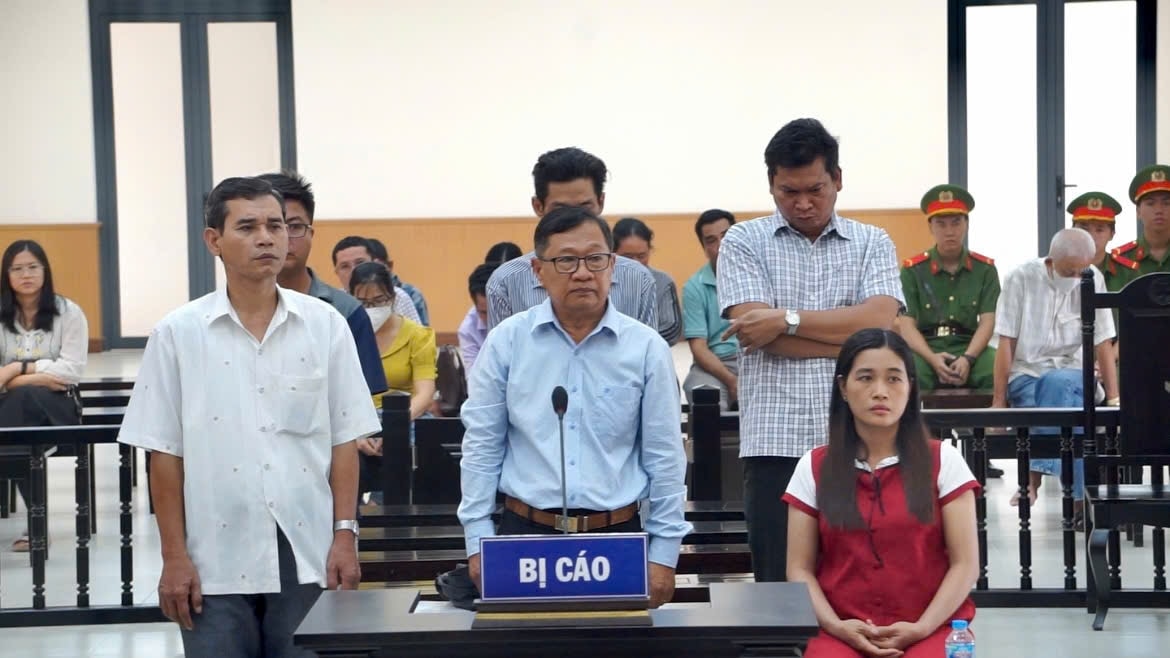 Cựu Trưởng ban Dân tộc tỉnh An Giang Men Pholly(đứng giữa, áo xanh) và các bị cáo tại toà. (Ảnh: CTV)