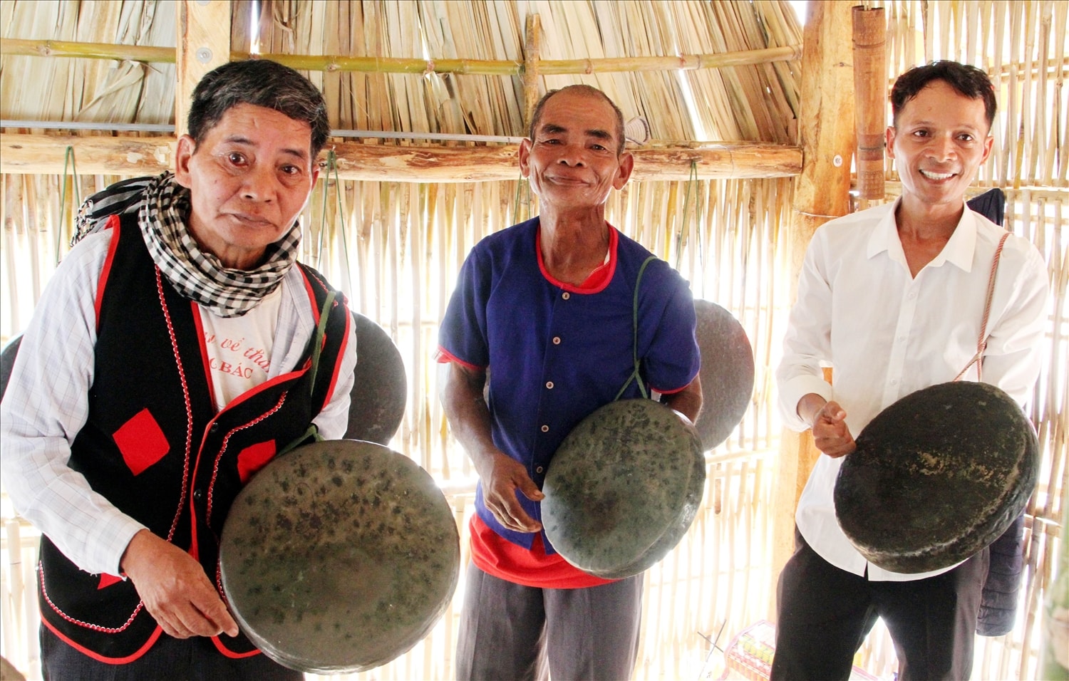 Nghệ nhân Ưu tú Mai Thấm truyền dạy biểu diễn mã la cho người dân xã Phước Thắng, huyện Bác Ái.