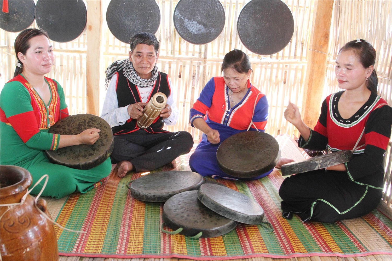 Nghệ nhân Ưu tú Mai Thấm hòa tấu đàn chapi cùng nhạc cụ mã la.