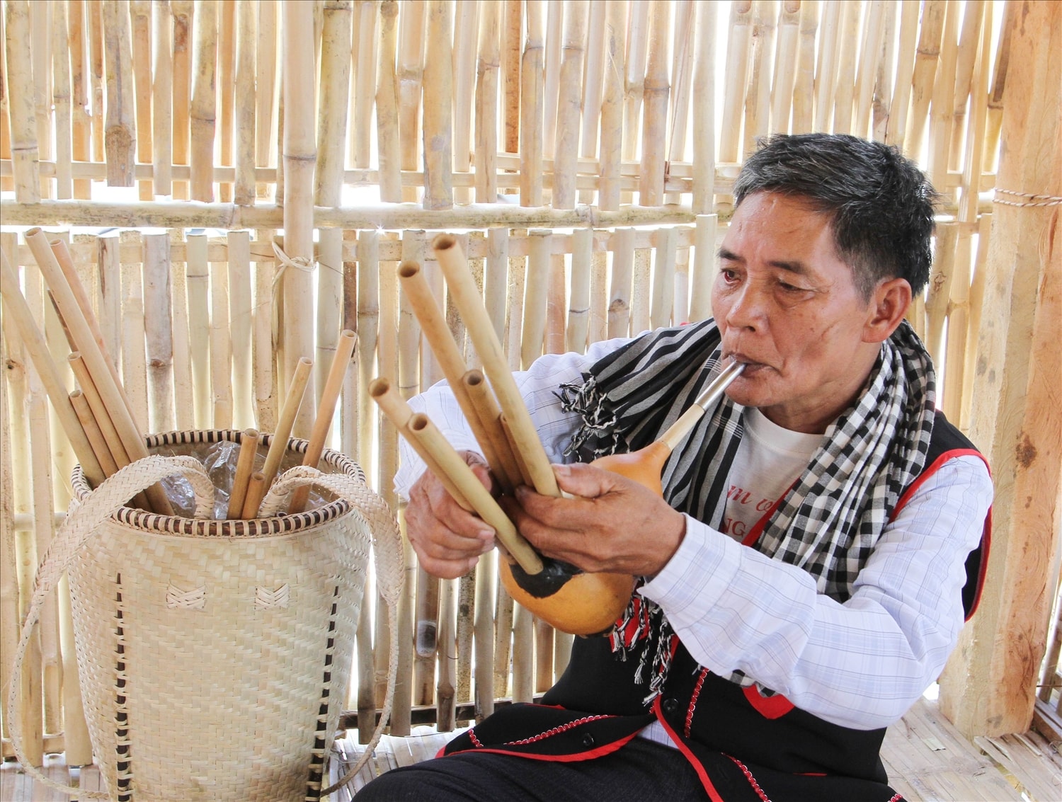Nghệ nhân Ưu tú Mai Thấm biểu diễn kèn bầu, nhạc cụ truyyền thống đồng bào Raglay.