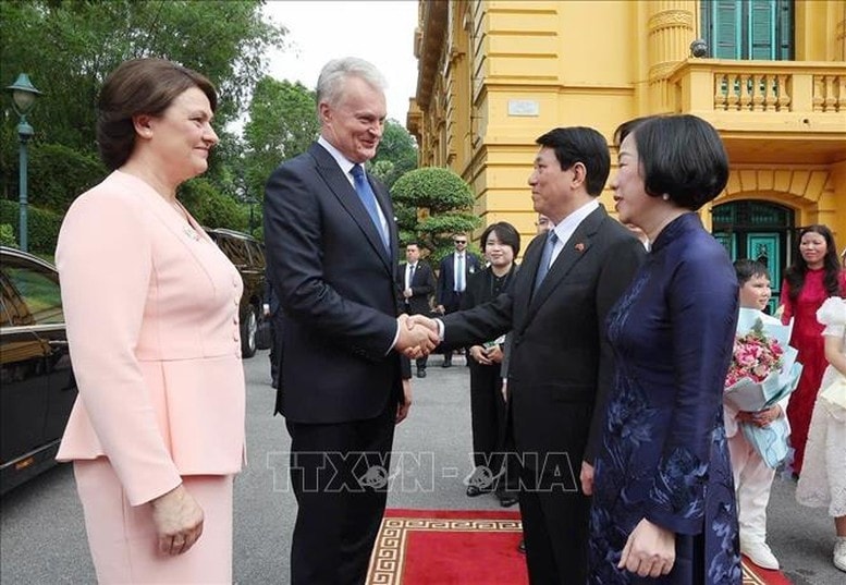 Chủ tịch nước Lương Cường và Phu nhân nhiệt liệt chào đón Tổng thống Gitanas Nauseda và Phu nhân thăm chính thức Việt Nam - Ảnh: TTXVN