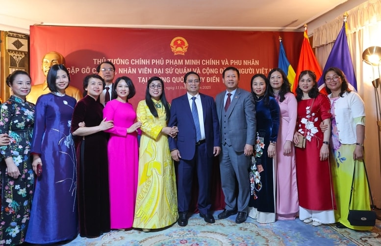 Thủ tướng Phạm Minh Chính và Phu nhân cùng các cán bộ, nhân viên Đại sứ quán và cộng đồng người Việt Nam tại Thuỵ Điển - Ảnh: VGP/Nhật Bắc