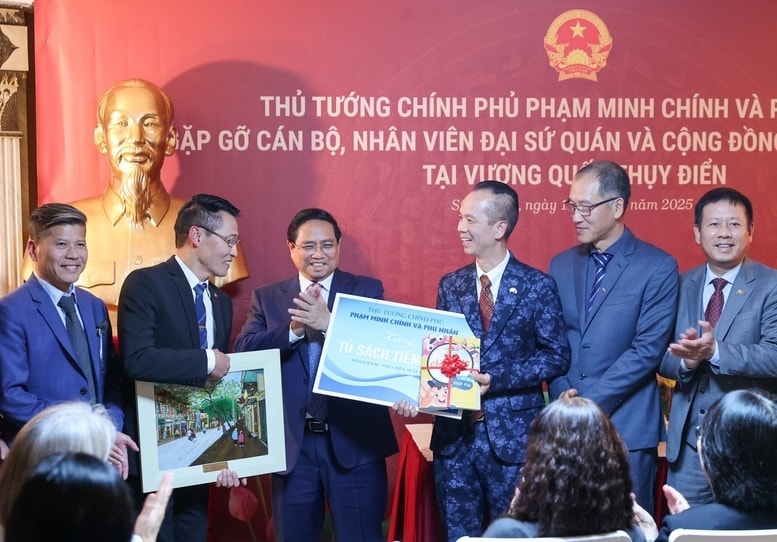 Thủ tướng Phạm Minh Chính và Phu nhân tặng Tủ sách tiếng Việt cho cộng đồng người Việt Nam tại Thụy Điển - Ảnh: VGP/Nhật Bắc