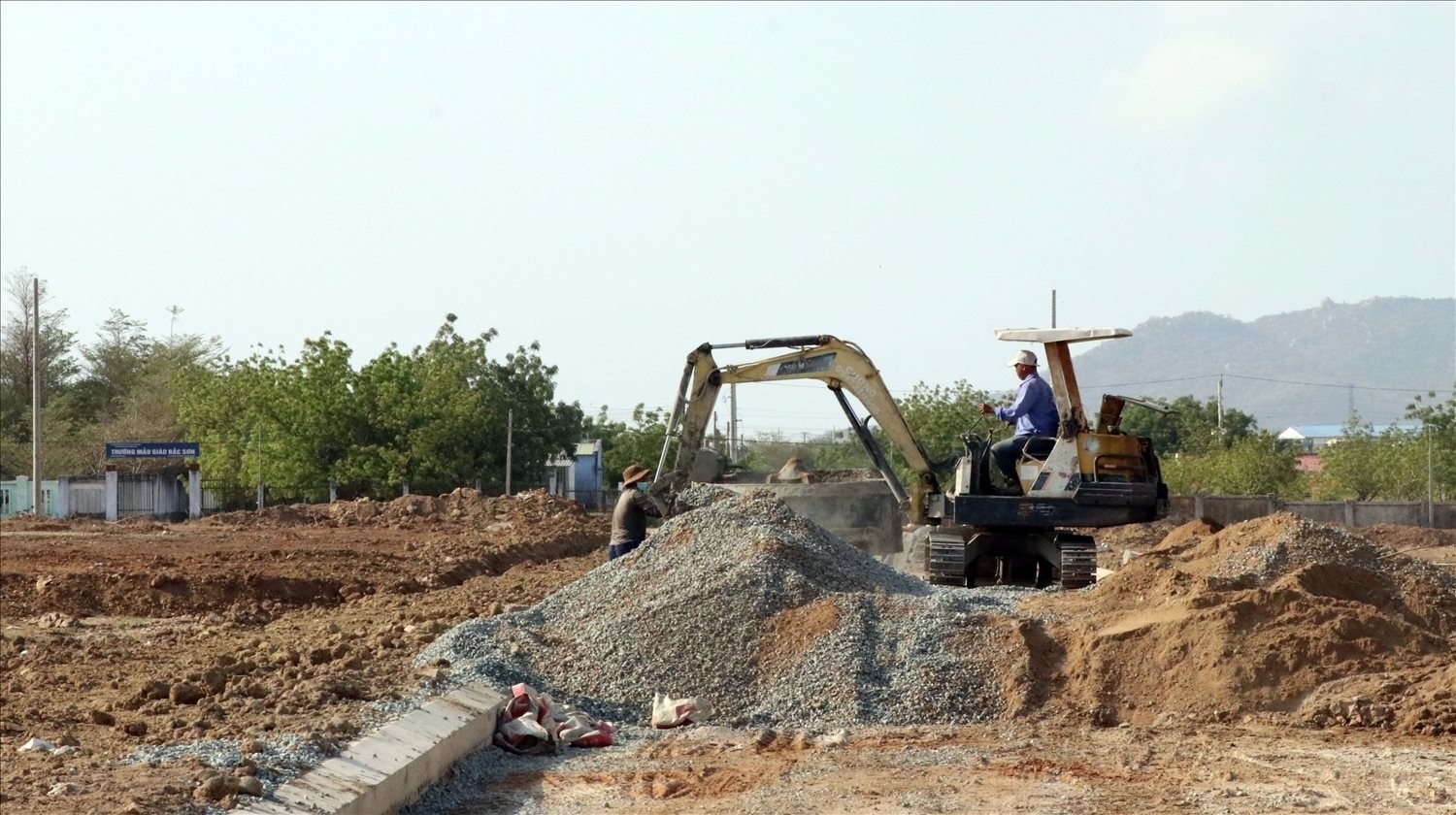 Xây dựng cơ ở hạ tầng khu tái định cư xã Bắc Sơn, huyện Thuận Bắc (Ảnh: Công Thử). Xây dựng cơ ở hạ tầng khu tái định cư xã Bắc Sơn, huyện Thuận Bắc (Ảnh: Công Thử).