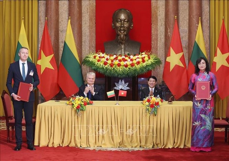 Chủ tịch nước Lương Cường và Tổng thống Lithuania Gitanas Nauseda chứng kiến lễ ký kết Bản ghi nhớ giữa Bộ Công Thương Việt Nam và Bộ Năng lượng Lithuania về hợp tác trong lĩnh vực năng lượng - Ảnh: TTXVN Chủ tịch nước Lương Cường và Tổng thống Lithuania Gitanas Nauseda chứng kiến lễ ký kết Bản ghi nhớ giữa Bộ Công Thương Việt Nam và Bộ Năng lượng Lithuania về hợp tác trong lĩnh vực năng lượng - Ảnh: TTXVN