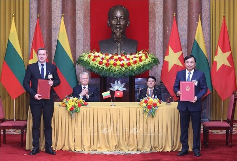 Chủ tịch nước Lương Cường và Tổng thống Lithuania Gitanas Nauseda chứng kiến lễ kết Bản ghi nhớ về hợp tác trong lĩnh vực nông nghiệp giữa Bộ Nông nghiệp và Môi trường Việt Nam và Bộ Nông nghiệp Lithuania - Ảnh: TTXVN Chủ tịch nước Lương Cường và Tổng thống Lithuania Gitanas Nauseda chứng kiến lễ kết Bản ghi nhớ về hợp tác trong lĩnh vực nông nghiệp giữa Bộ Nông nghiệp và Môi trường Việt Nam và Bộ Nông nghiệp Lithuania - Ảnh: TTXVN