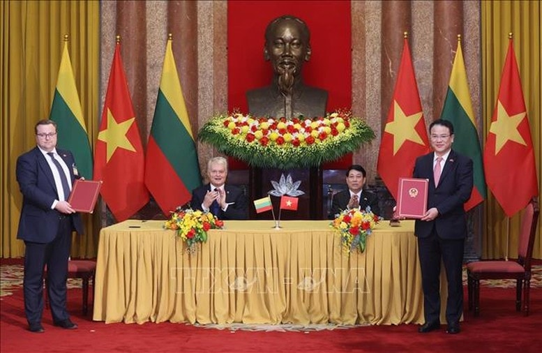Chủ tịch nước Lương Cường và Tổng thống Lithuania Gitanas Nauseda chứng kiến lễ ký kết Ý định thư giữa Bộ Tài chính Việt Nam và Bộ Tài chính Lithuania - Ảnh: LithuaniaTTXVN Chủ tịch nước Lương Cường và Tổng thống Lithuania Gitanas Nauseda chứng kiến lễ ký kết Ý định thư giữa Bộ Tài chính Việt Nam và Bộ Tài chính Lithuania - Ảnh: LithuaniaTTXVN