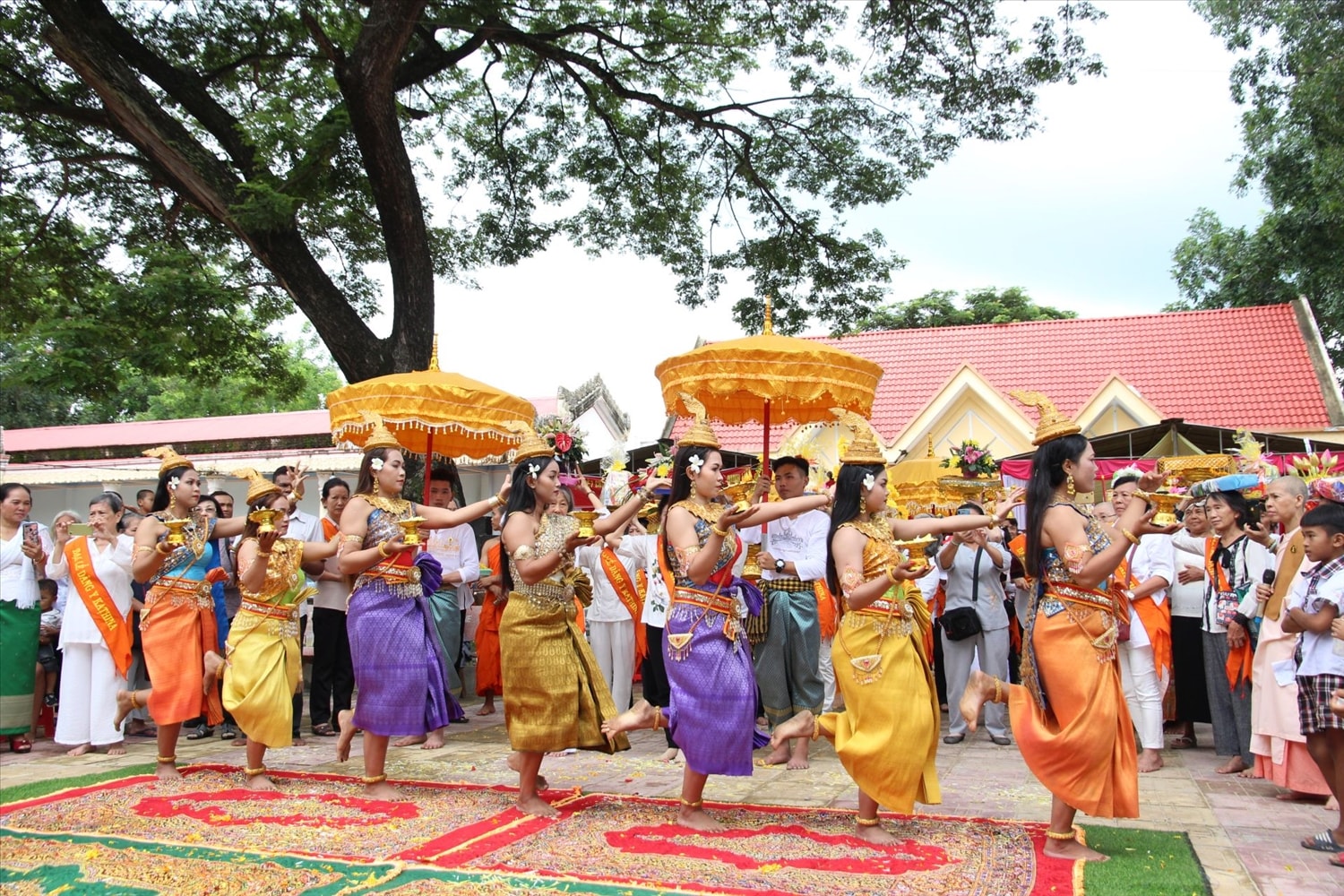 Đồng bào Khmer ở Thạnh Tân, thành phố Tây Ninh biểu diễn vũ điệu truyền thống mừng năm mới.