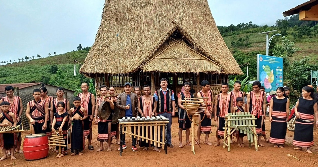 Đồng bào Xơ Đăng ở làng Lê Văng, xã Đăk Na, huyện Tu Mơ Rông được hỗ trợ trang phục  truyền thống từ nguồn vốn Chương trình MTQG 1719
