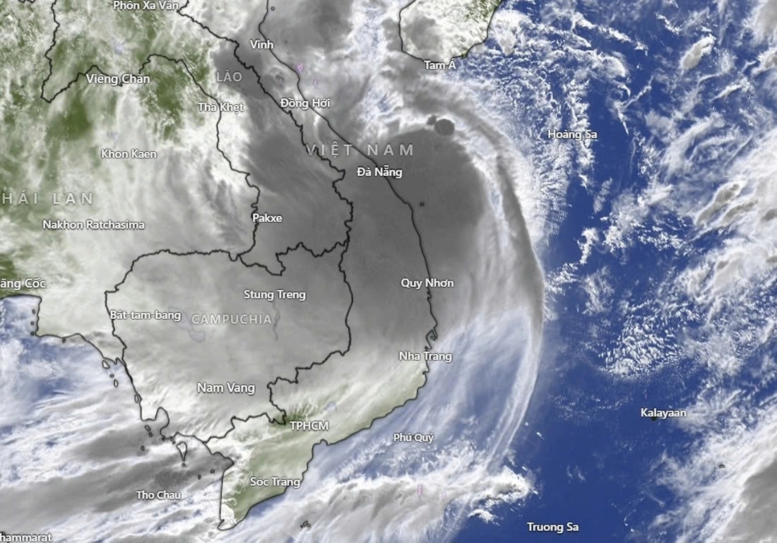 Do cấu trúc lệch nên vùng hoàn lưu lại phủ lên đất liền miền Trung nước ta - Ảnh: WINDY