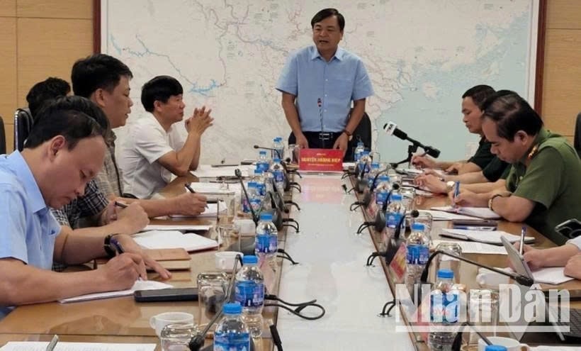 Thứ trưởng Bộ Nông nghiệp và Môi trường Nguyễn Hoàng Hiệp chỉ đạo Tại cuộc họp của Bộ Nông nghiệp và Môi trường về ứng phó với bão số 1 chiều 11/6. Ảnh: Báo Nhân Dân