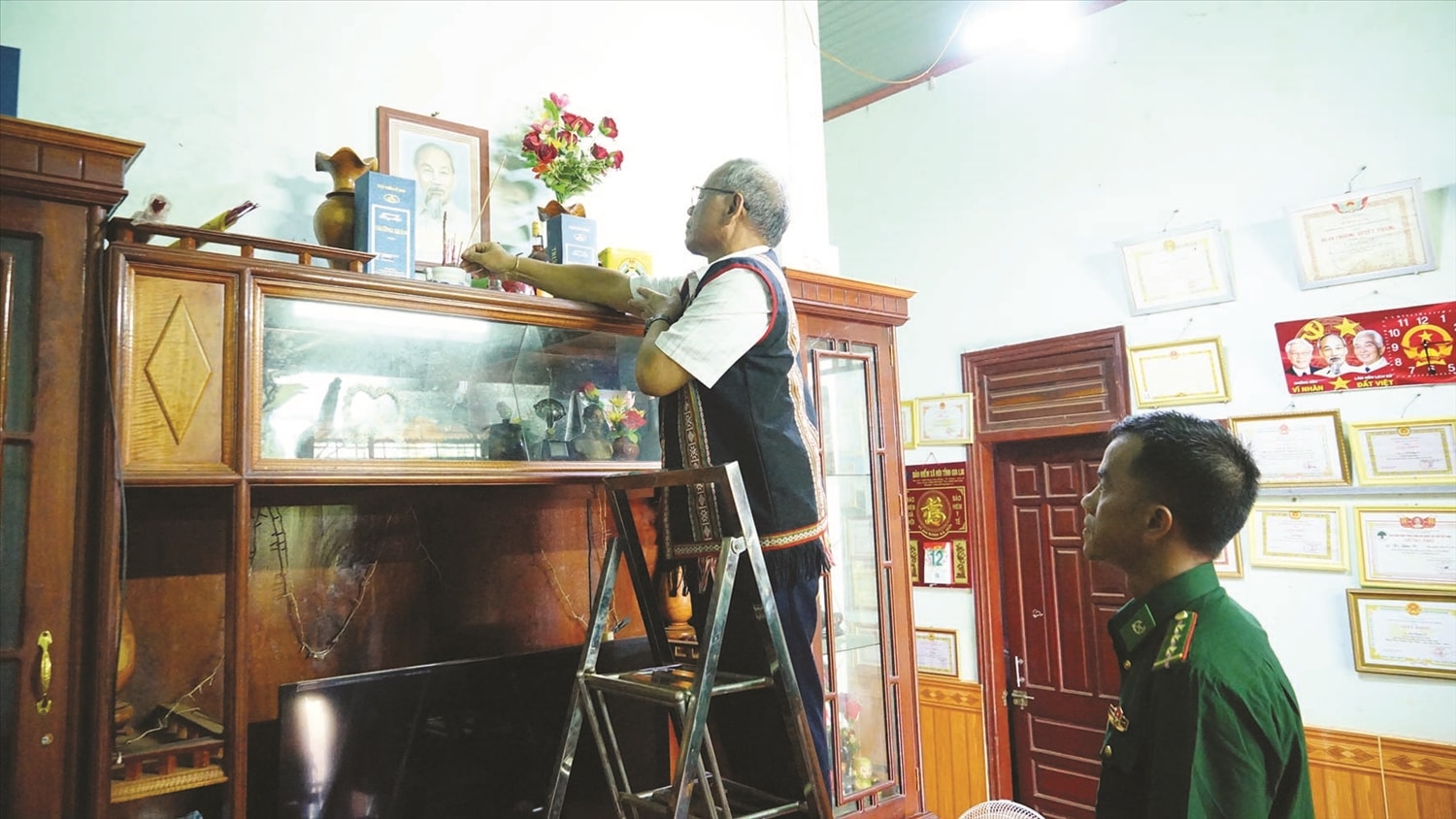 Trong ngôi nhà khang trang, ngăn nắp của già Ét, tấm ảnh Bác Hồ luôn đặt ở vị trí trang trọng,  lập bàn thờ riêng để thể hiện tấm lòng hiếu kính với Bác