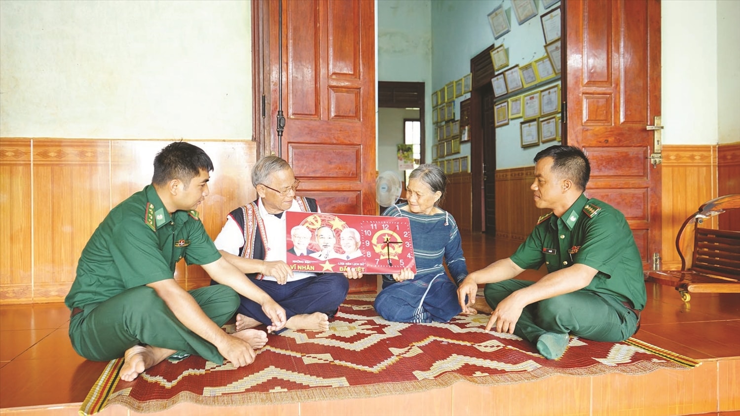 Già Ét cùng Bộ đội Biên phòng trao đổi, học hỏi kinh nghiệm tuyên truyền,  vận động bà con không vi phạm pháp luật