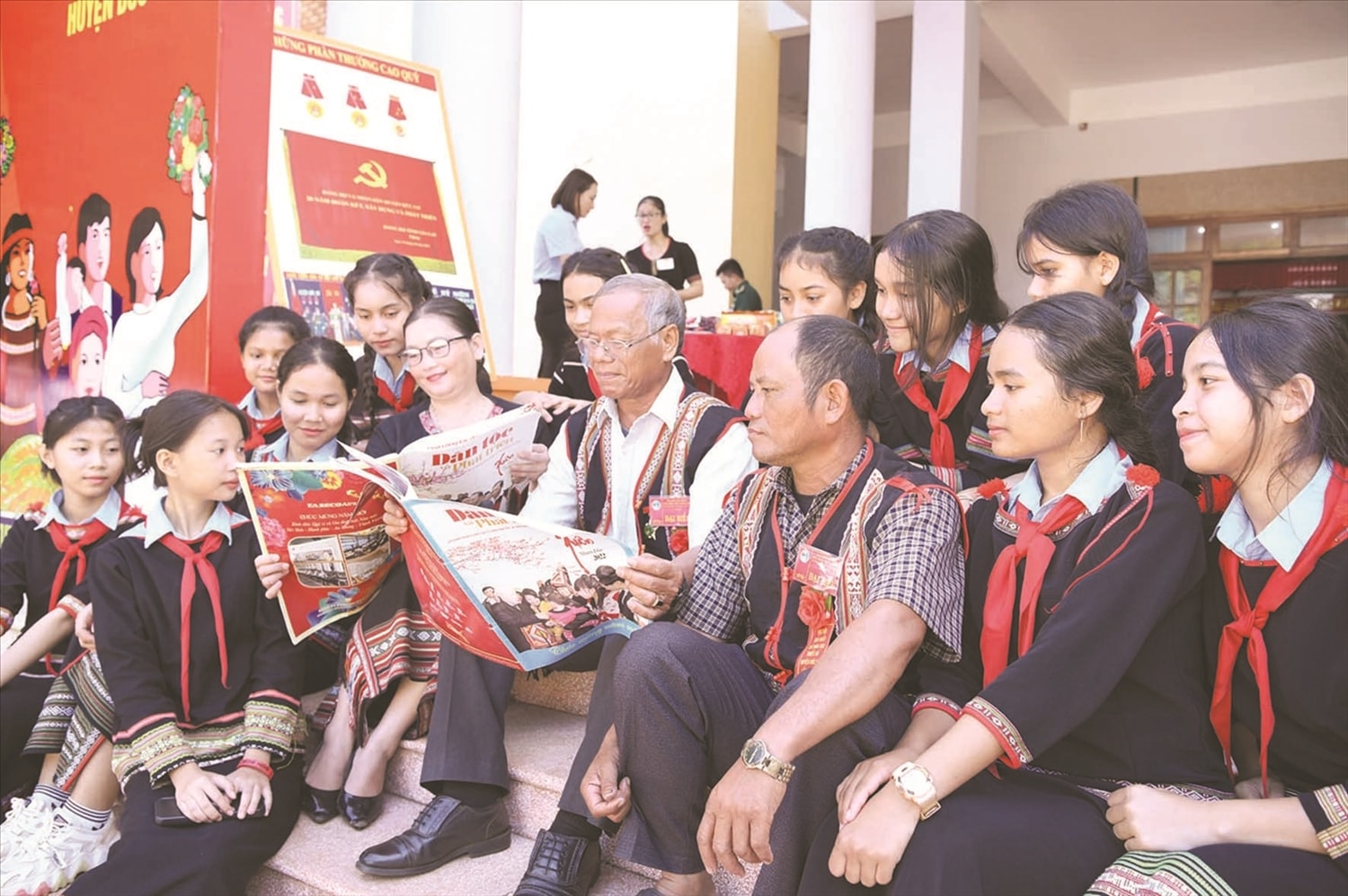 Già Ét tìm hiểu các ấn phẩm báo chí để tuyên truyền, vận động người dân thực hiện chủ trương của Đảng, chính sách, pháp luật của Nhà nước