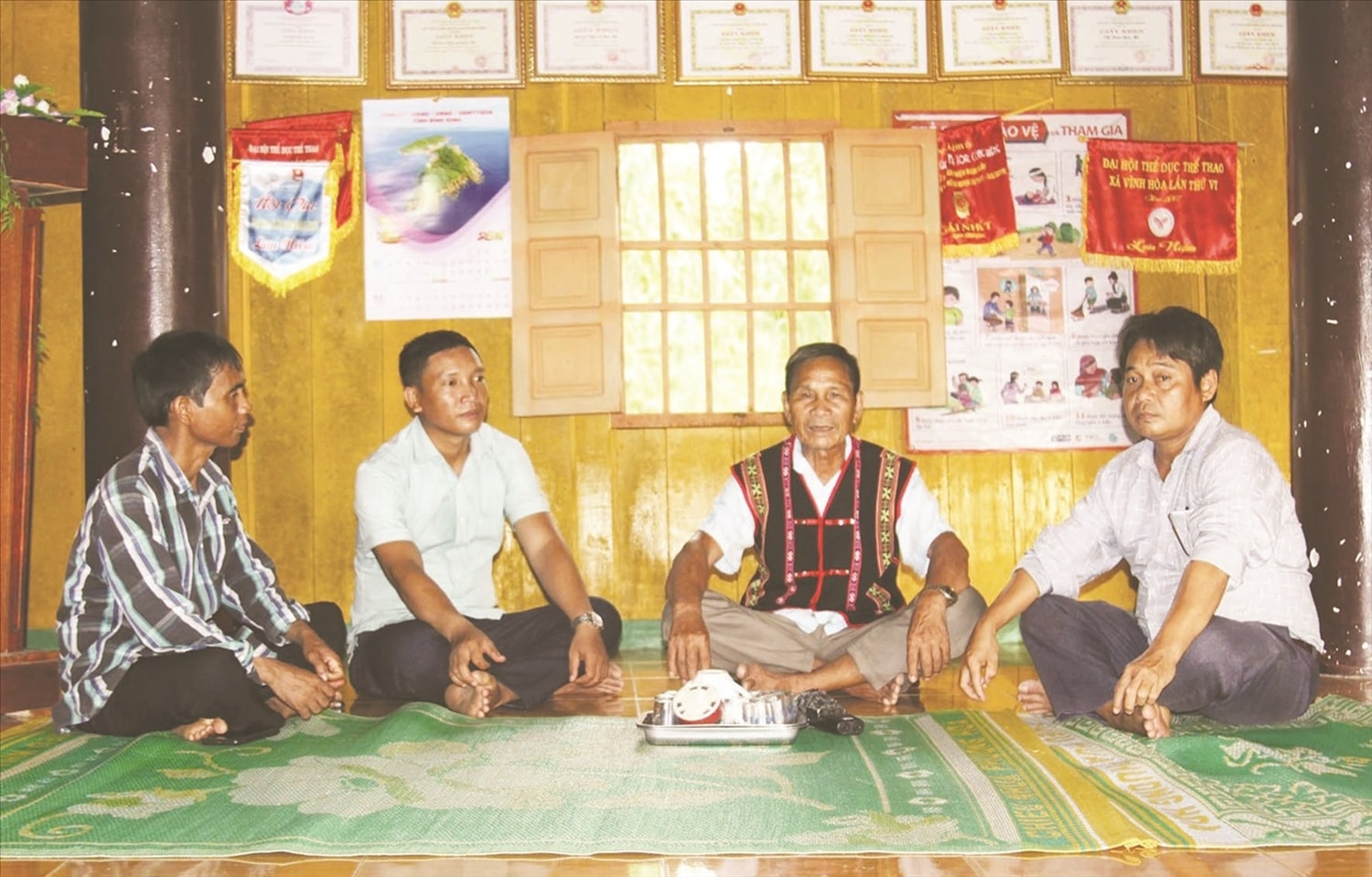 Ông Đinh Y Khoa thường xuyên đến từng nhà để tuyên truyền phòng, chống tảo hôn, hôn nhân cận huyết thống  và giữ gìn giá trị văn hoá truyền thống tốt đẹp của dân tộc