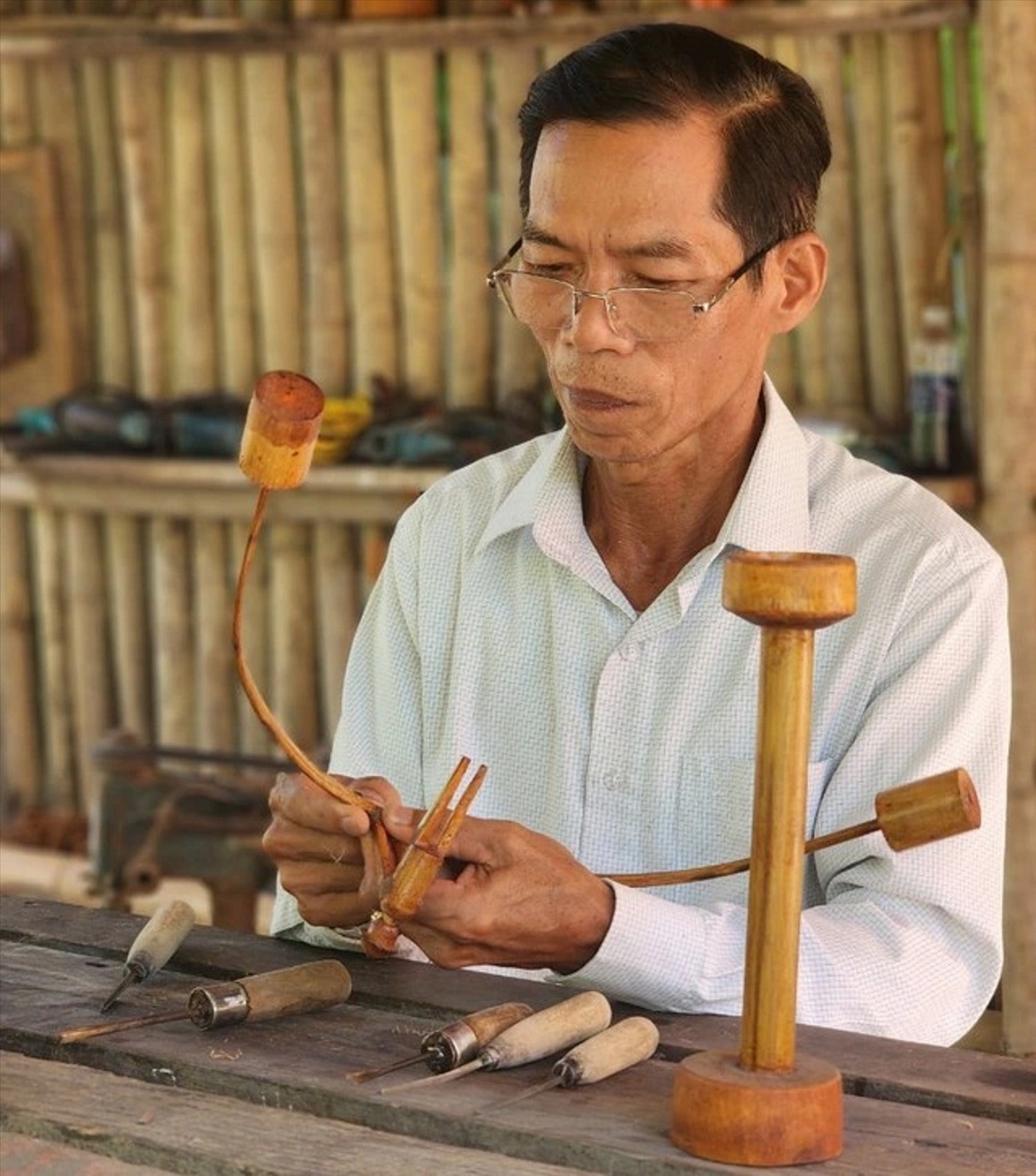 Nghệ nhân Trần Văn Hùng đang 