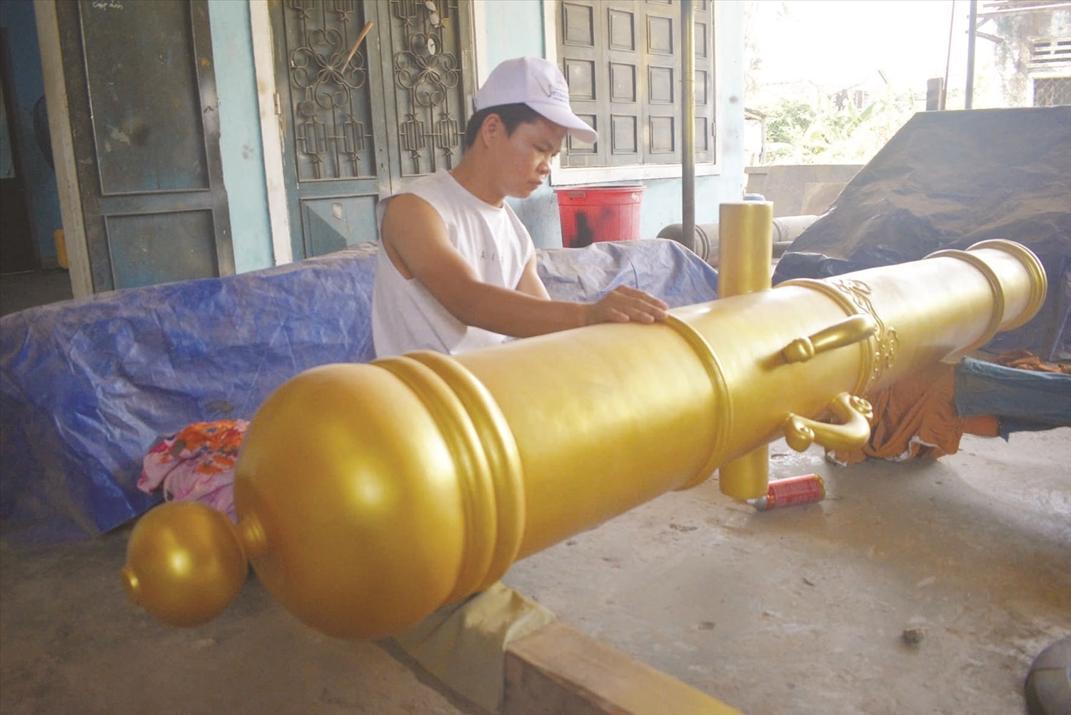Khẩu pháo khổng lồ tại cơ sở đúc đồng của ông Thắng Khẩu pháo khổng lồ- sản phẩm từ cơ sở đúc đồng của Nghệ nhân Dương Ngọc Thắng