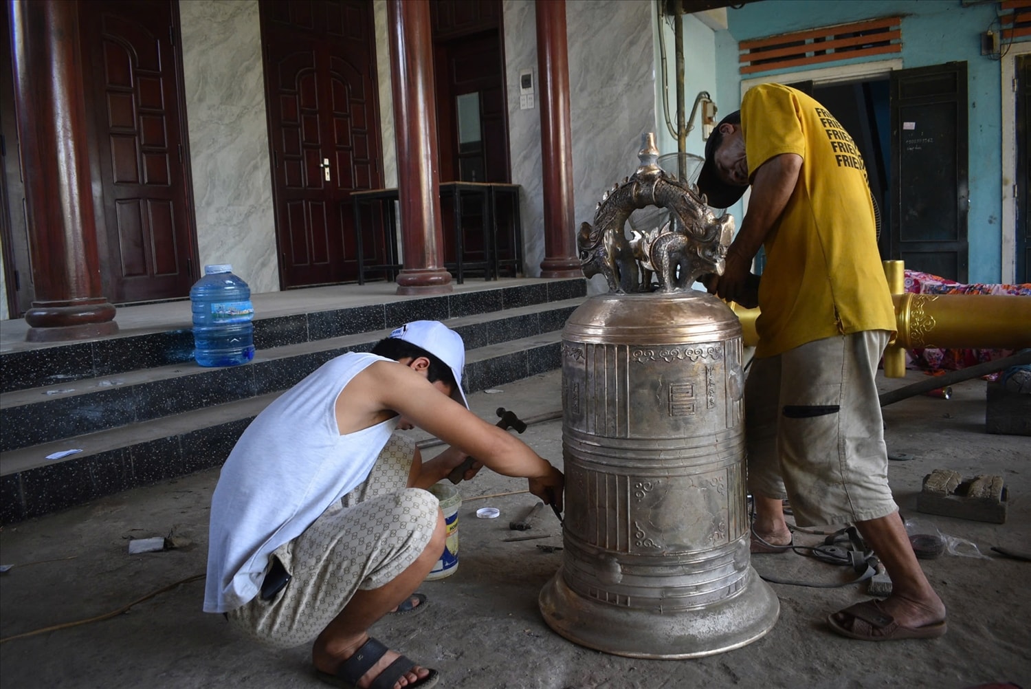 Cơ sở đúc đồng của ông Thắng đang tạo công ăn việc làm cho 15 lao động địa phương Cơ sở đúc đồng của ông Thắng đang tạo công ăn việc làm cho 15 lao động địa phương