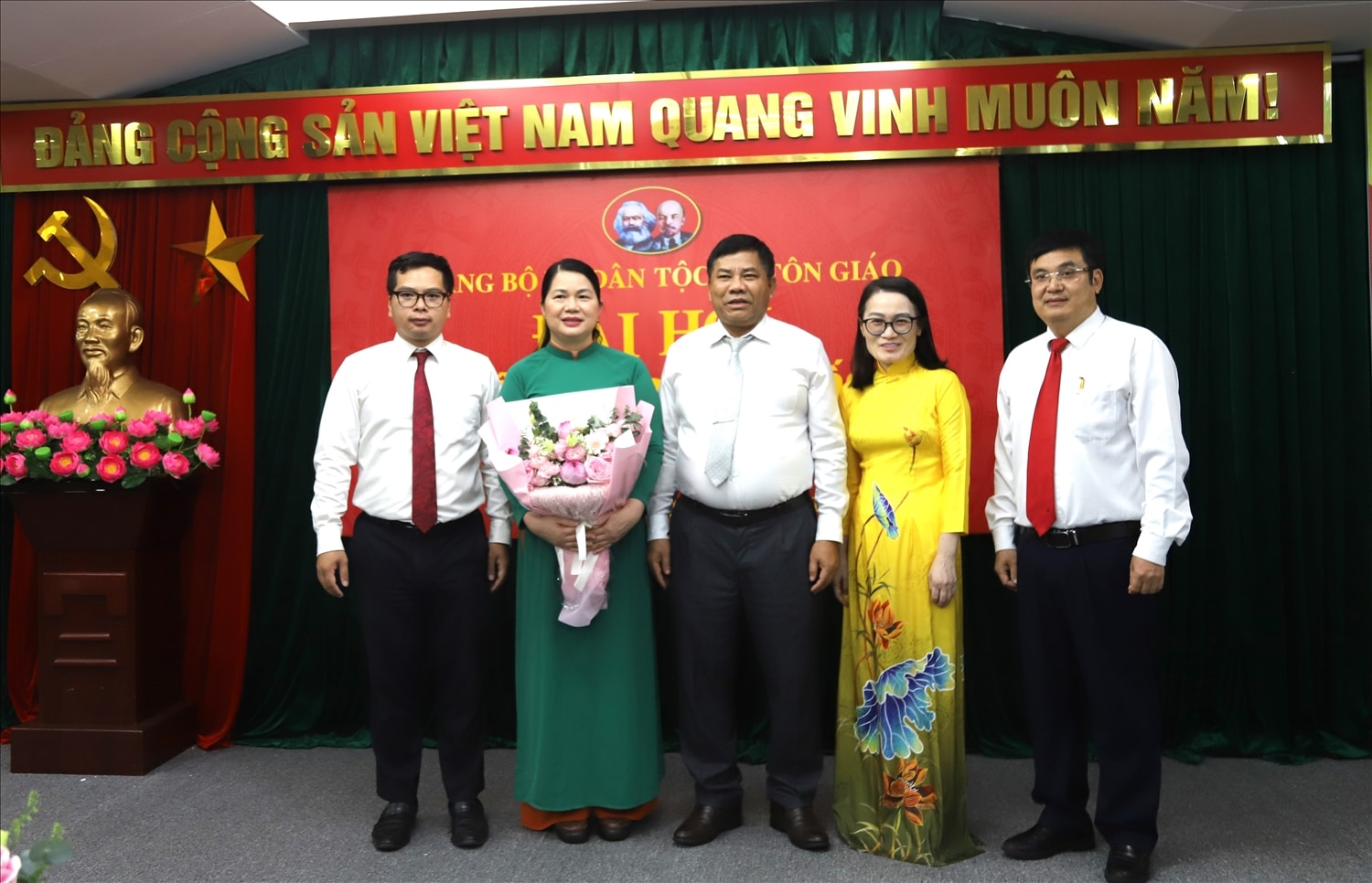 Đại hội Chi bộ đã bầu Ban Chấp hành Chi bộ khóa mới gồm 3 đồng chí. Đồng chí Hoàng Thị Lề được bầu làm Bí thư Chi bộ nhiệm kỳ 2025-2030