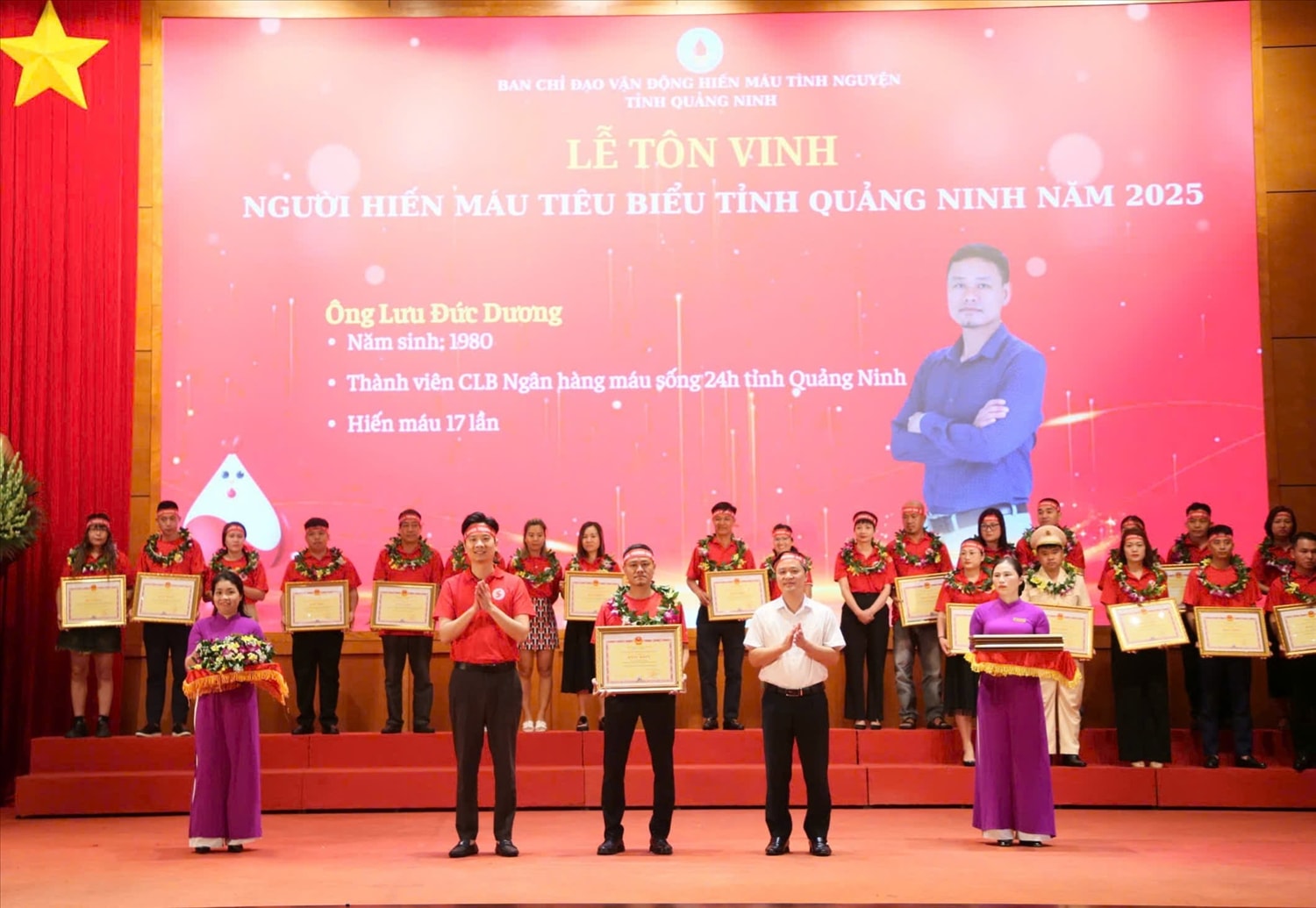 UBND tỉnh Quảng Ninh trao tặng Bằng khen người hiến máu tiêu biểu tỉnh Quảng Ninh năm 2025 cho 12 tập thể và 29 cá nhân