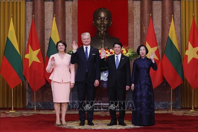 Chủ tịch nước Lương Cường và Phu nhân với Tổng thống Lithuania Gitanas Nauseda và Phu nhân chụp ảnh chung - Ảnh: TTXVN