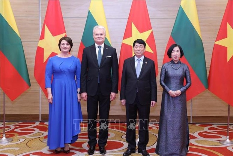 Chủ tịch nước Lương Cường và Phu nhân với Tổng thống Lithuania Gitanas Nauseda và Phu nhân dự tiệc chiêu đãi - Ảnh: TTXVN Chủ tịch nước Lương Cường và Phu nhân với Tổng thống Lithuania Gitanas Nauseda và Phu nhân dự tiệc chiêu đãi - Ảnh: TTXVN