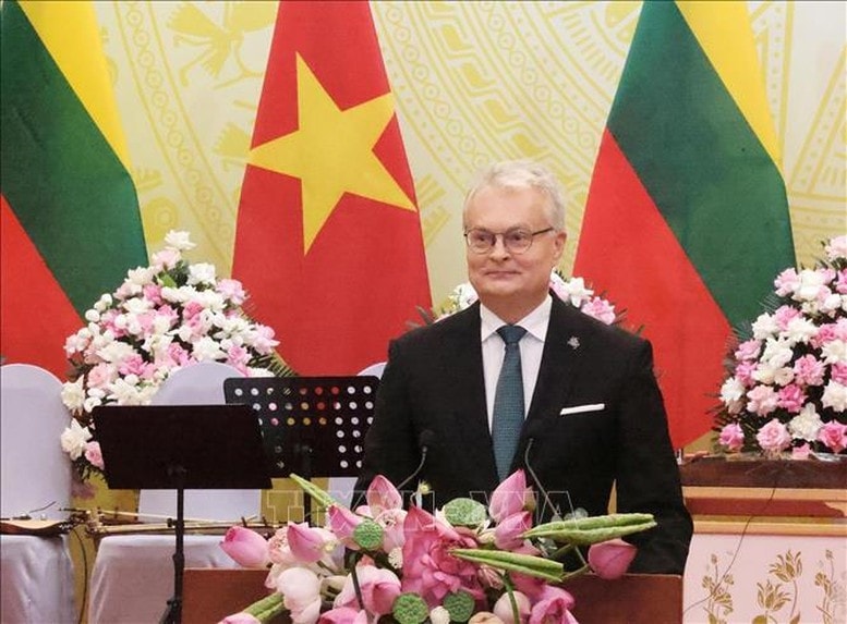 Tổng thống Gitanas Nauseda cho rằng chuyến thăm chính thức của Đoàn đại biểu cấp cao Lithuania lần này cũng là cơ hội để hai bên chia sẻ và khơi dậy tiềm năng hợp tác to lớn giữa hai nước trên nhiều lĩnh vực - Ảnh: TTXVN Tổng thống Gitanas Nauseda cho rằng chuyến thăm chính thức của Đoàn đại biểu cấp cao Lithuania lần này cũng là cơ hội để hai bên chia sẻ và khơi dậy tiềm năng hợp tác to lớn giữa hai nước trên nhiều lĩnh vực - Ảnh: TTXVN