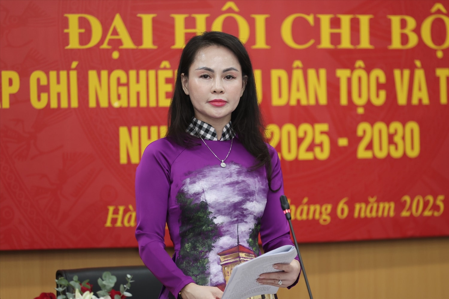 Đồng chí Hoàng Thị Thanh, Phó Tổng Biên tập, Phó Bí thư Chi bộ Tạp chí nghiên cứu Dân tộc và Tôn giáo phát biểu tại đại hội. Ảnh: Anh Dũng
