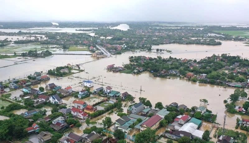Phong Điền, thành phố Huế nhiều nơi ngập sâu trong nước. Ảnh: Long Nhật