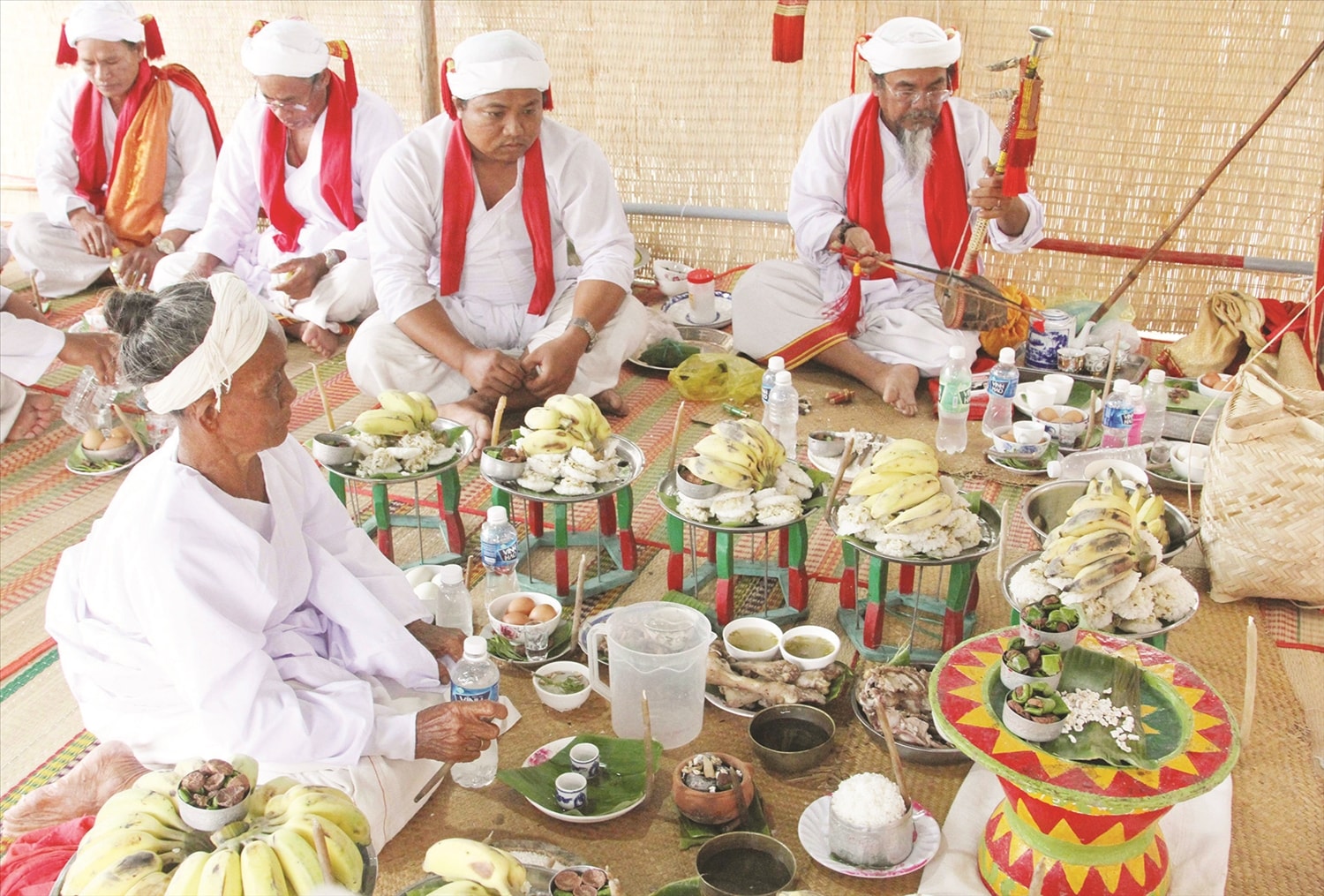 Bà bóng Ngân Thị Đồn thực hiện nghi thức dâng lễ vật cúng thần linh tại Lễ hội Rija Nưgar vào ngày 10/5/2025 dương lịch Bà bóng Ngân Thị Đồn thực hiện nghi thức dâng lễ vật cúng thần linh tại Lễ hội Rija Nưgar vào ngày 10/5/2025 dương lịch