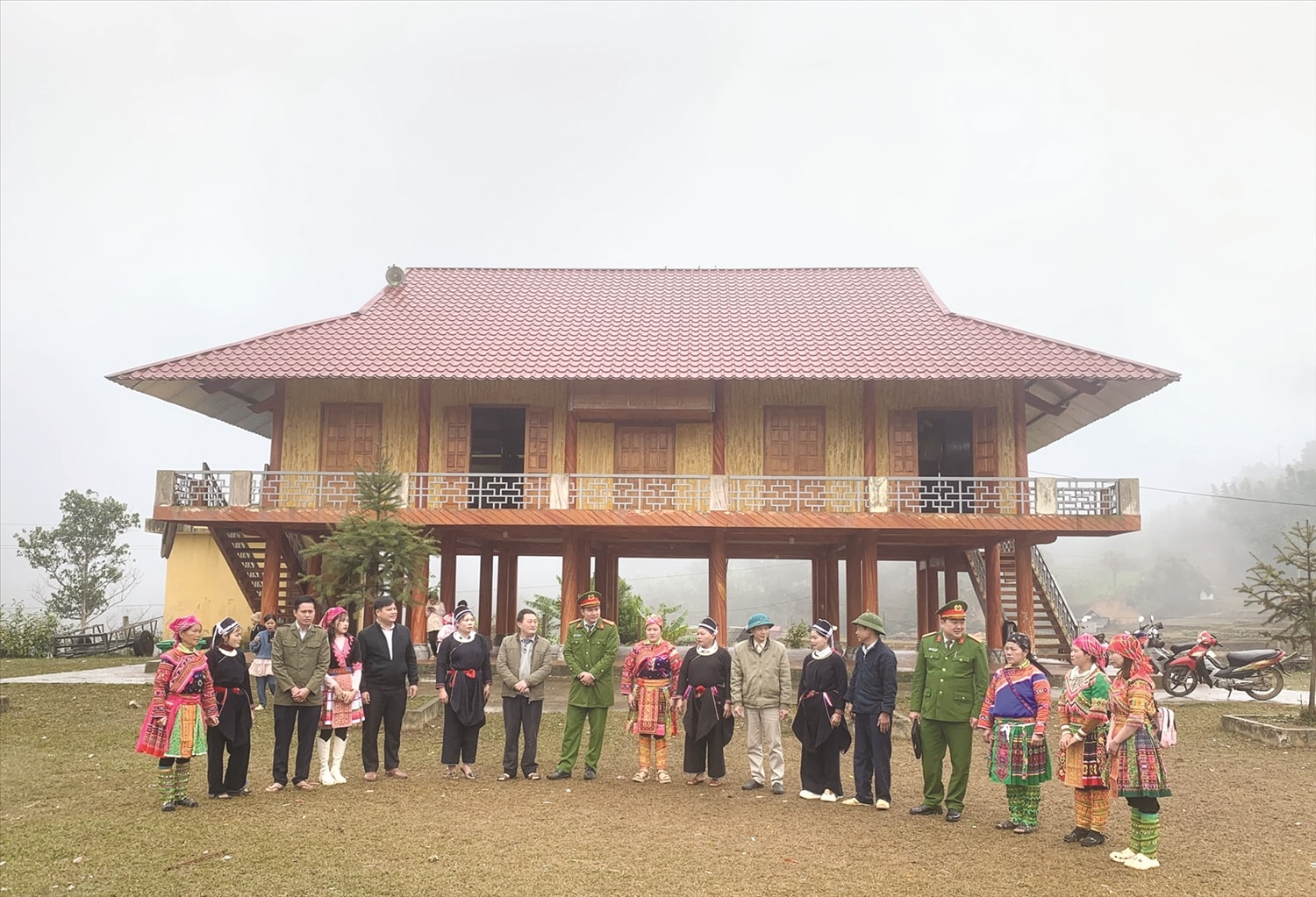 Trưởng thôn Dương Minh Toàn cùng Công an xã, cán bộ khuyến nông và bà con tại Nhà Văn hóa thôn Cao Đường, xã Yên Thuận