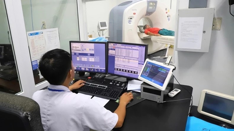Kỹ thuật viên Bệnh viện đa khoa tỉnh Ninh Thuận vận hành hành hệ thống MRI, thực hiện chụp MRI sọ não (Ảnh minh họa). Kỹ thuật viên Bệnh viện đa khoa tỉnh Ninh Thuận vận hành hành hệ thống MRI, thực hiện chụp MRI sọ não (Ảnh minh họa).