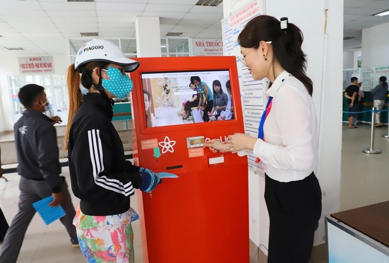 Bộ phận chăm sóc khách hàng ứng dụng công nghệ số giúp bệnh nhân cập nhật thông tin khi đến bệnh viện đa khoa tỉnh Ninh Thuận (Ảnh minh họa). Bộ phận chăm sóc khách hàng ứng dụng công nghệ số giúp bệnh nhân cập nhật thông tin khi đến bệnh viện đa khoa tỉnh Ninh Thuận (Ảnh minh họa).