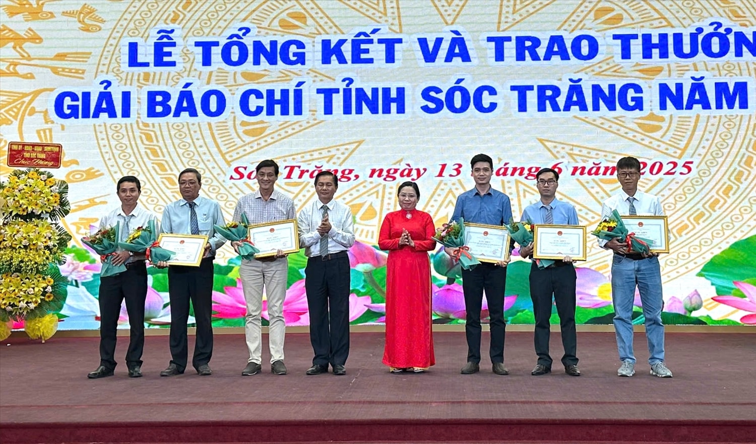 Bà Hồ Thị Cẩm Đào - Phó Bí thư Thường trực Tỉnh ủy và ông Trần Văn Lâu, Chủ tịch UBND tỉnh Sóc Trăng trao giải nhất cho các cá nhân 