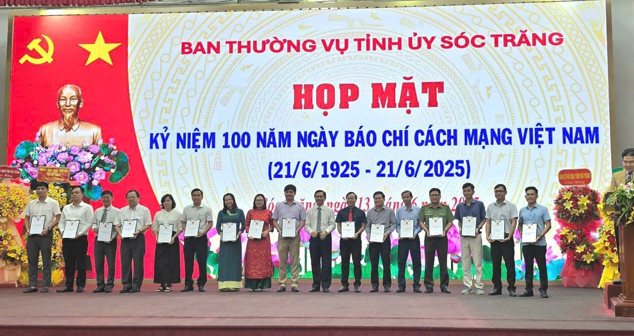 Chủ tịch UBND tỉnh Sóc Trăng, trao chứng nhận hợp tác tuyên truyền đến đại diện các cơ quan báo chí 