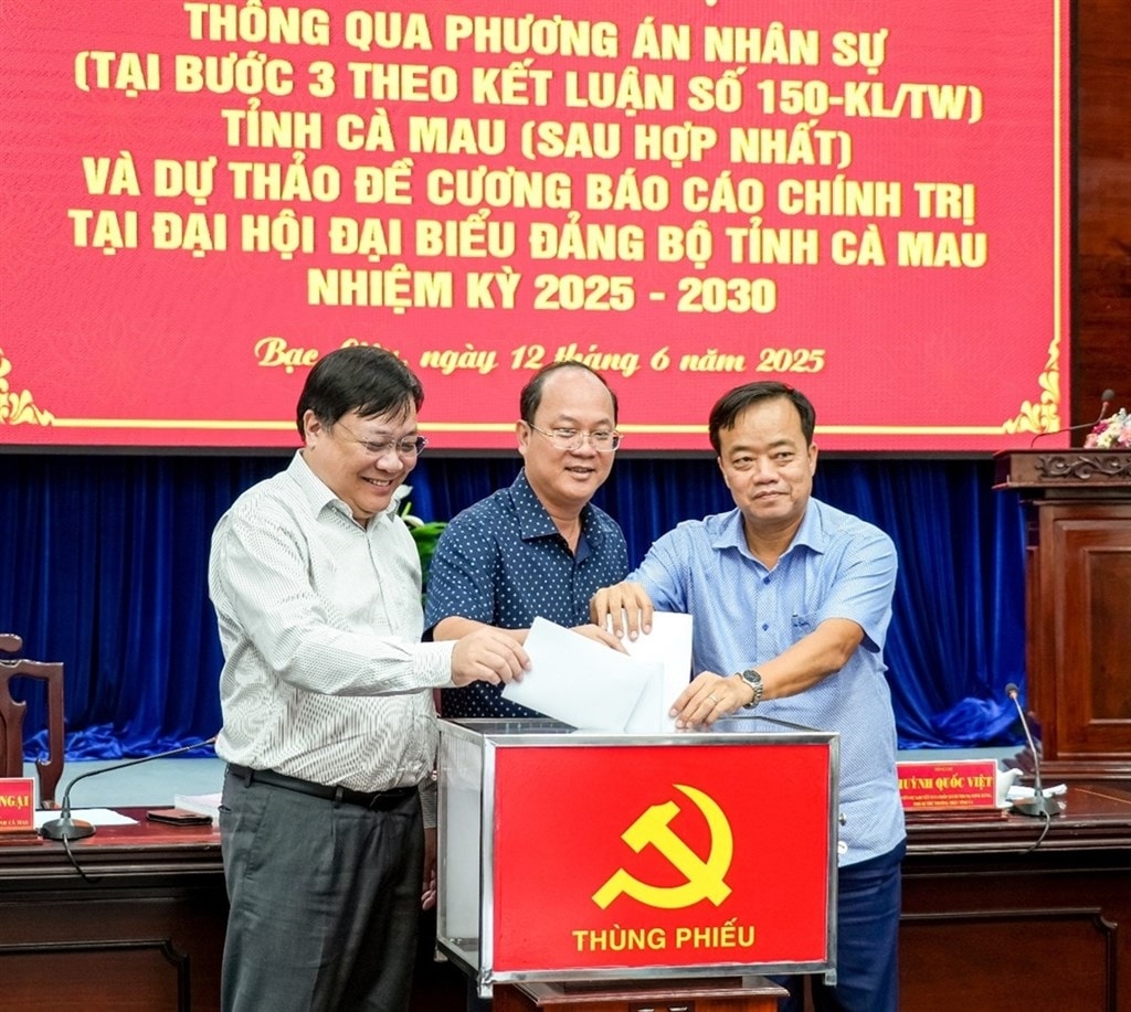 Từ phải qua, các ông:  Huỳnh Quốc Việt, Nguyễn Hồ Hải và Phạm Thành Ngại  bỏ phiếu thống nhất nhận sự tỉnh Cà Mau mới 