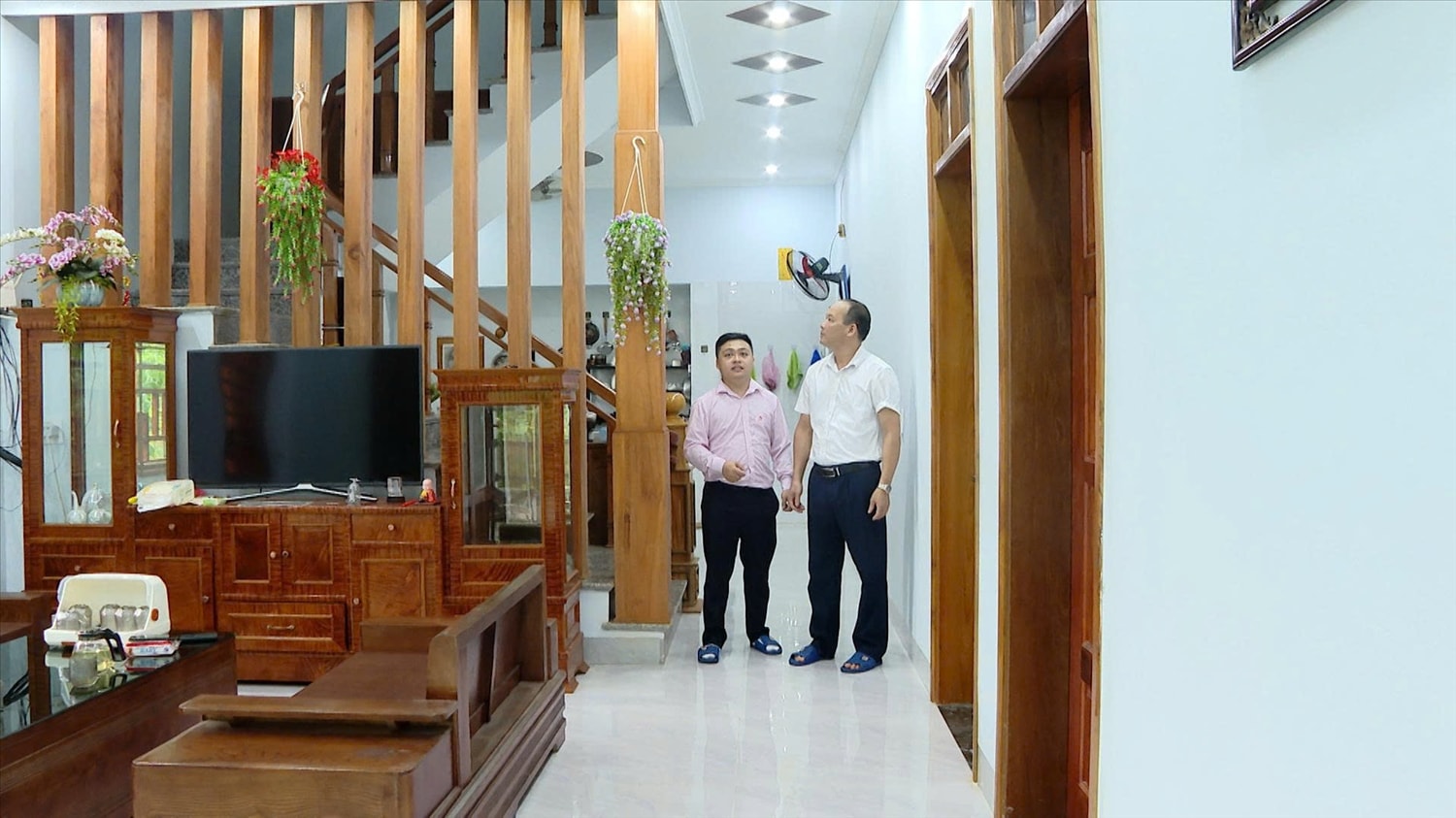 Ông Lương Minh Khởi, tổ dân phố Nà Khà, thị trấn Lăng Can phấn khởi trong ngôi nhà mới của gia đình. Ông Lương Minh Khởi, tổ dân phố Nà Khà, thị trấn Lăng Can phấn khởi trong ngôi nhà mới của gia đình.