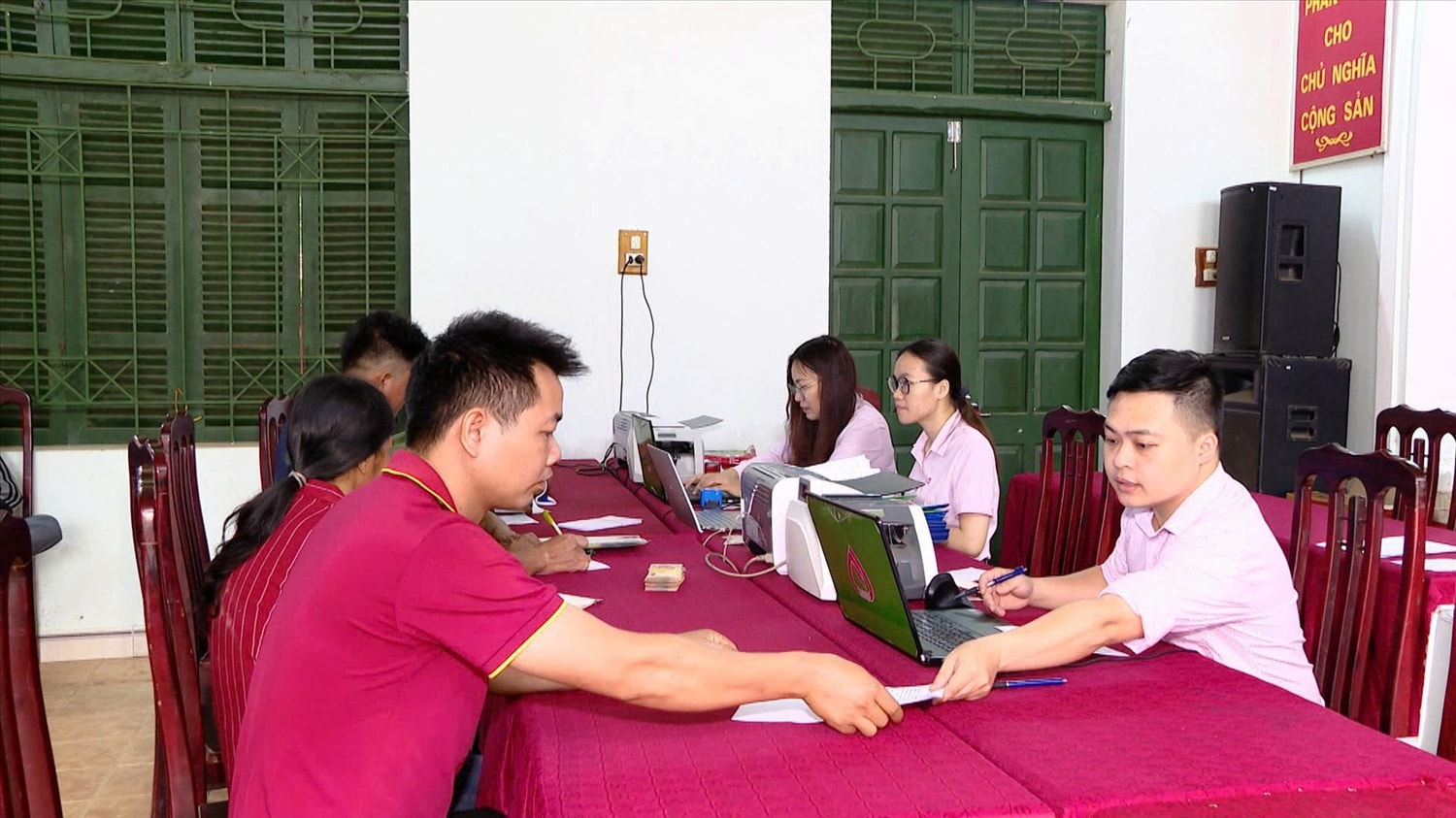 Cán bộ NHCSXH huyện Lâm Bình hướng dẫn người dân trên địa bàn huyện tại điểm giao dịch xã. Cán bộ NHCSXH huyện Lâm Bình hướng dẫn người dân trên địa bàn huyện tại điểm giao dịch xã.