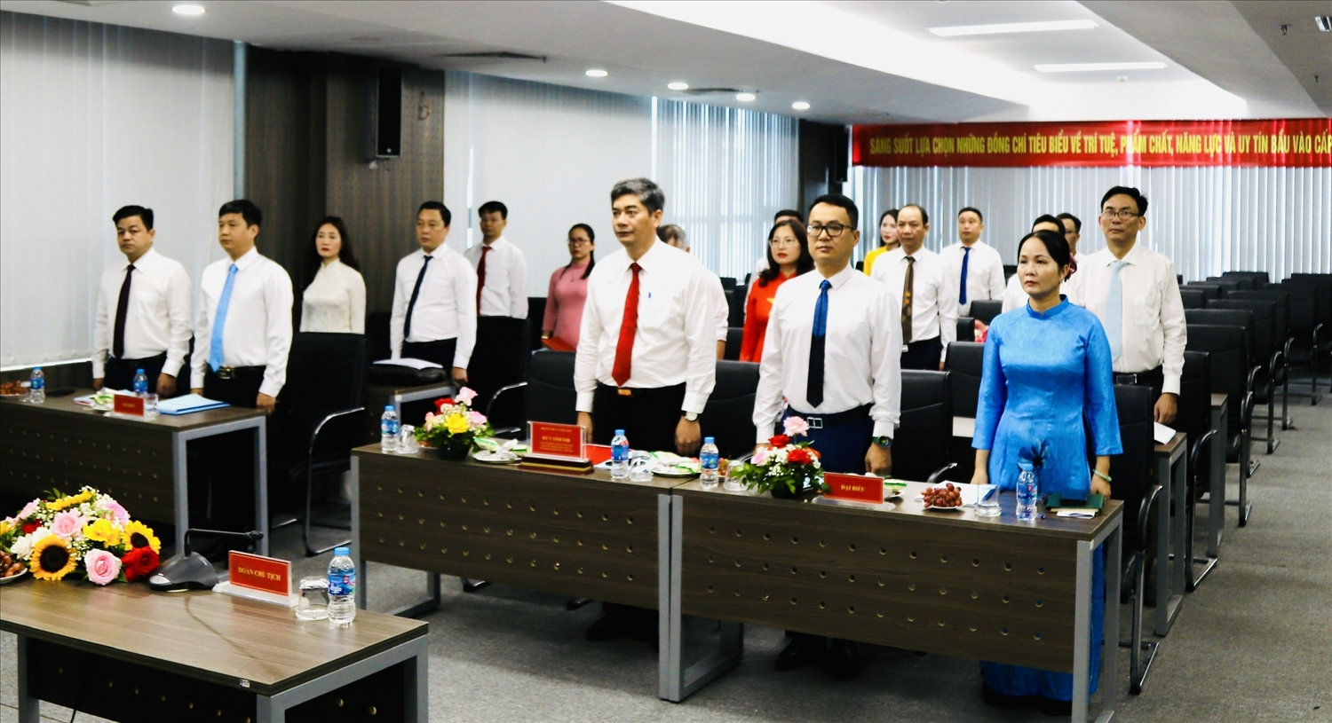 Các đại biểu thực hiện nghi lễ chào cờ tại Đại hội Các đại biểu thực hiện nghi lễ chào cờ tại Đại hội
