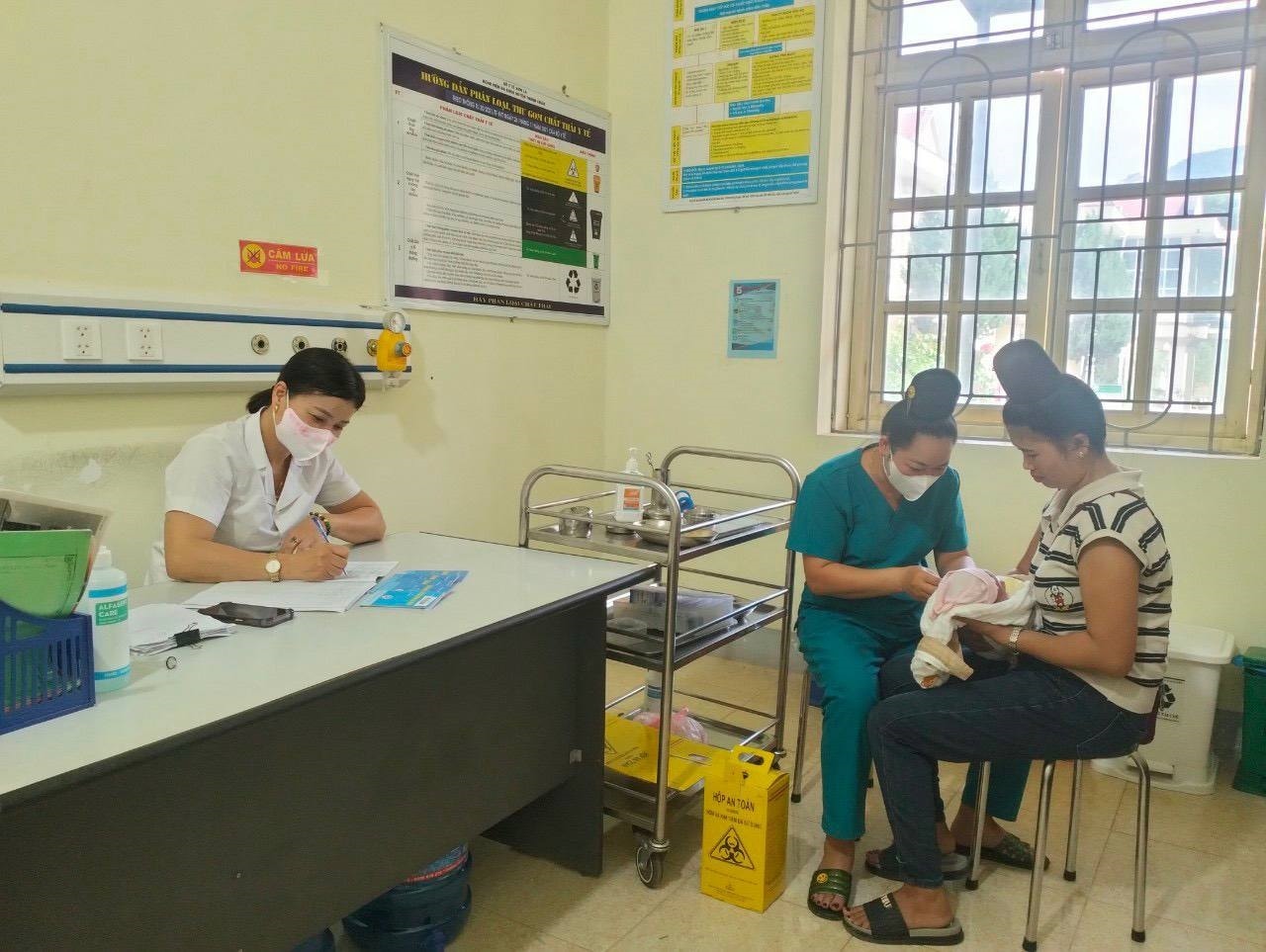Hội LHPN Huyện Thuận Châu đã phối hợp với Trạm Y tế các xã thực hiện hỗ trợ 1.084 phụ nữ đi khám thai và sinh đẻ tại cơ sở y tế và hỗ lương thực, dinh dưỡng cho bà mẹ nuôi con