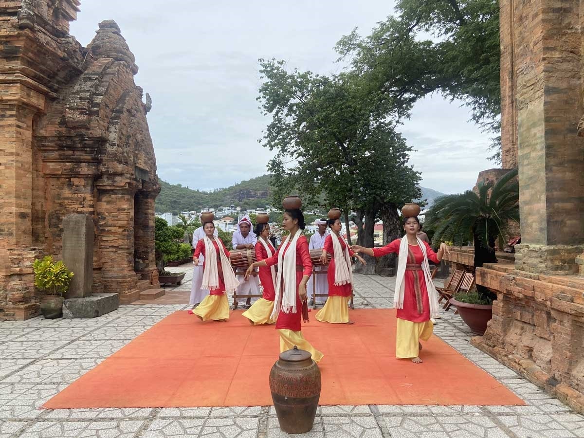 Trải nghiệm điệu múa lu truyền thống của người Chăm tại quần thể tháp Bà Ponagar, TP Nha Trang (Khánh Hòa).