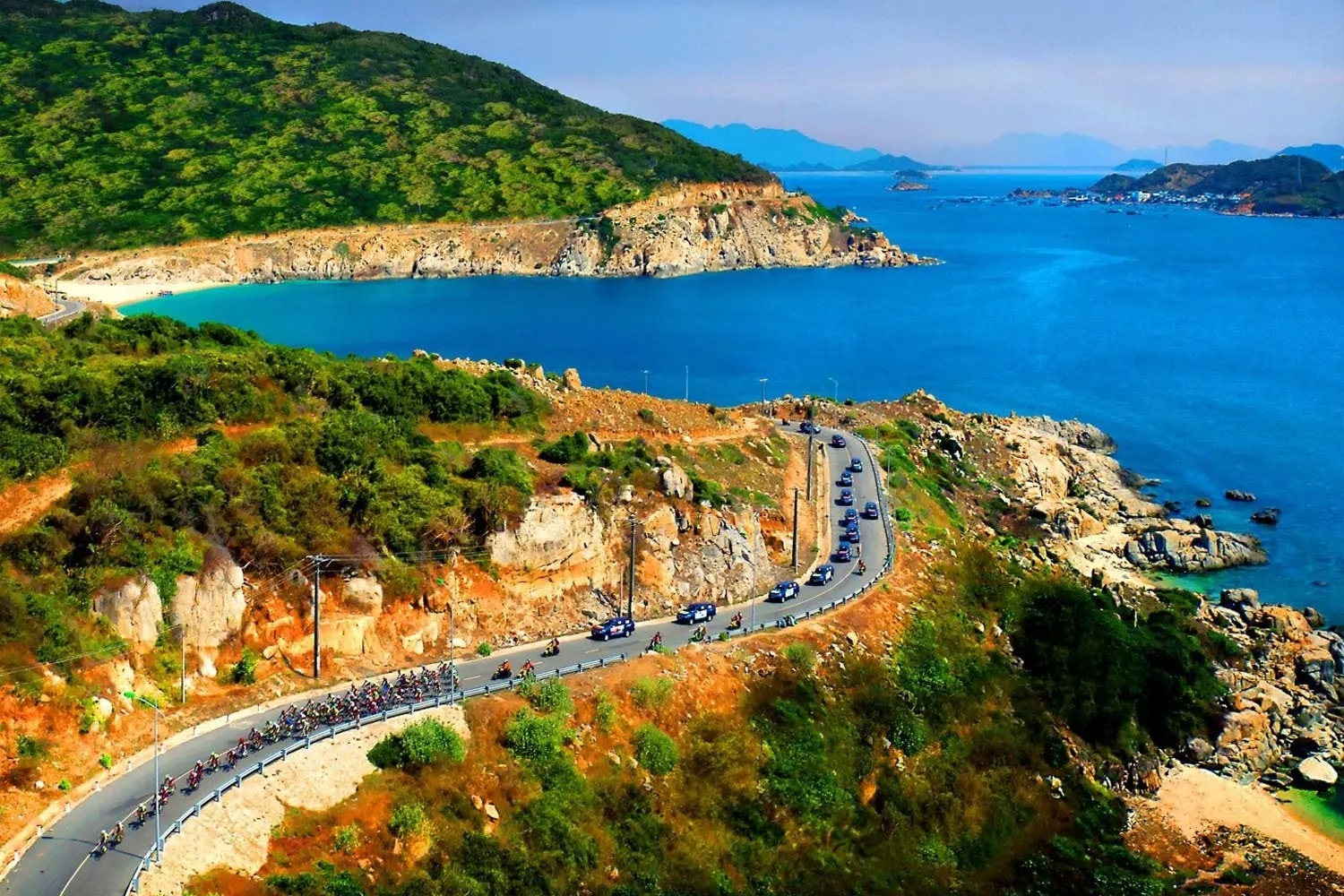 Vịnh Vĩnh Hy (Ninh Thuận) nhìn từ trên cao.