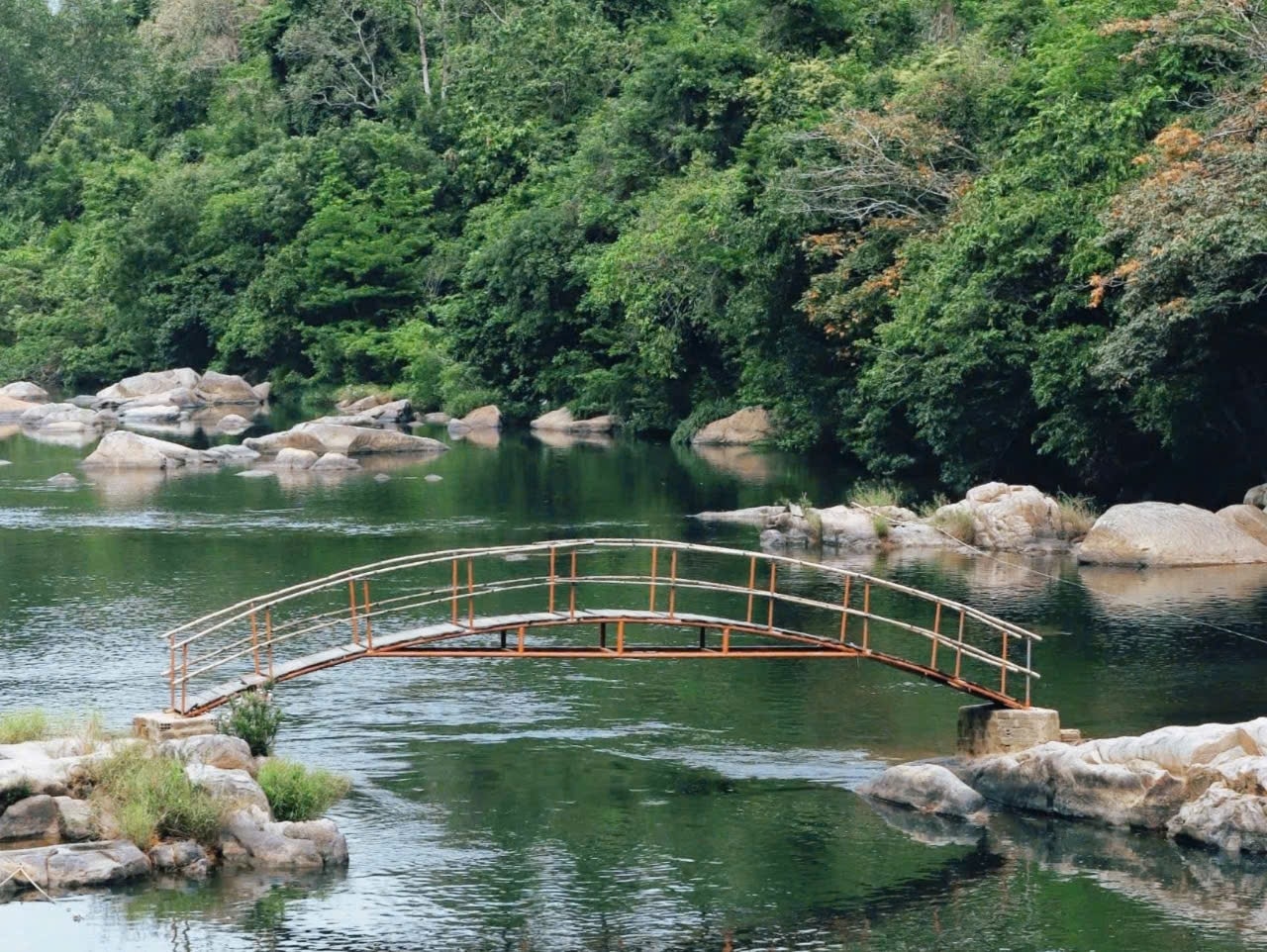 	Chiếc cầu nhỏ nối 2 bờ sông tại trung tâm Khu du lịch Hầm Hô - Ảnh Xuân Hiền