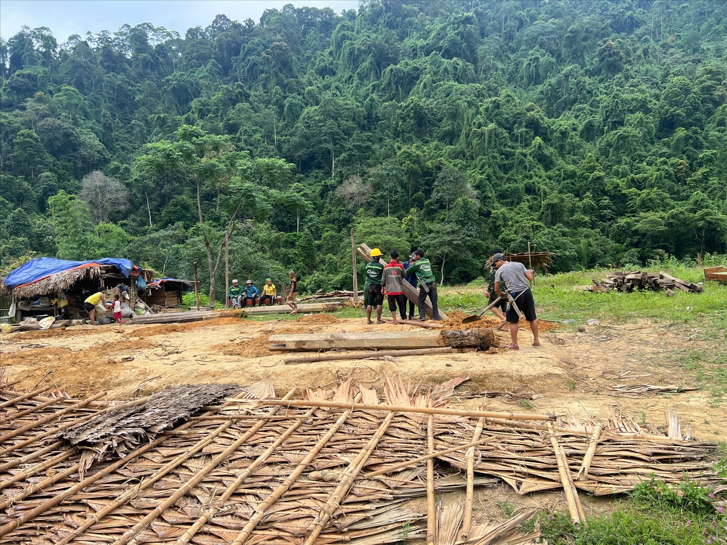 Những chiếc cột cuối cùng được dỡ xuống