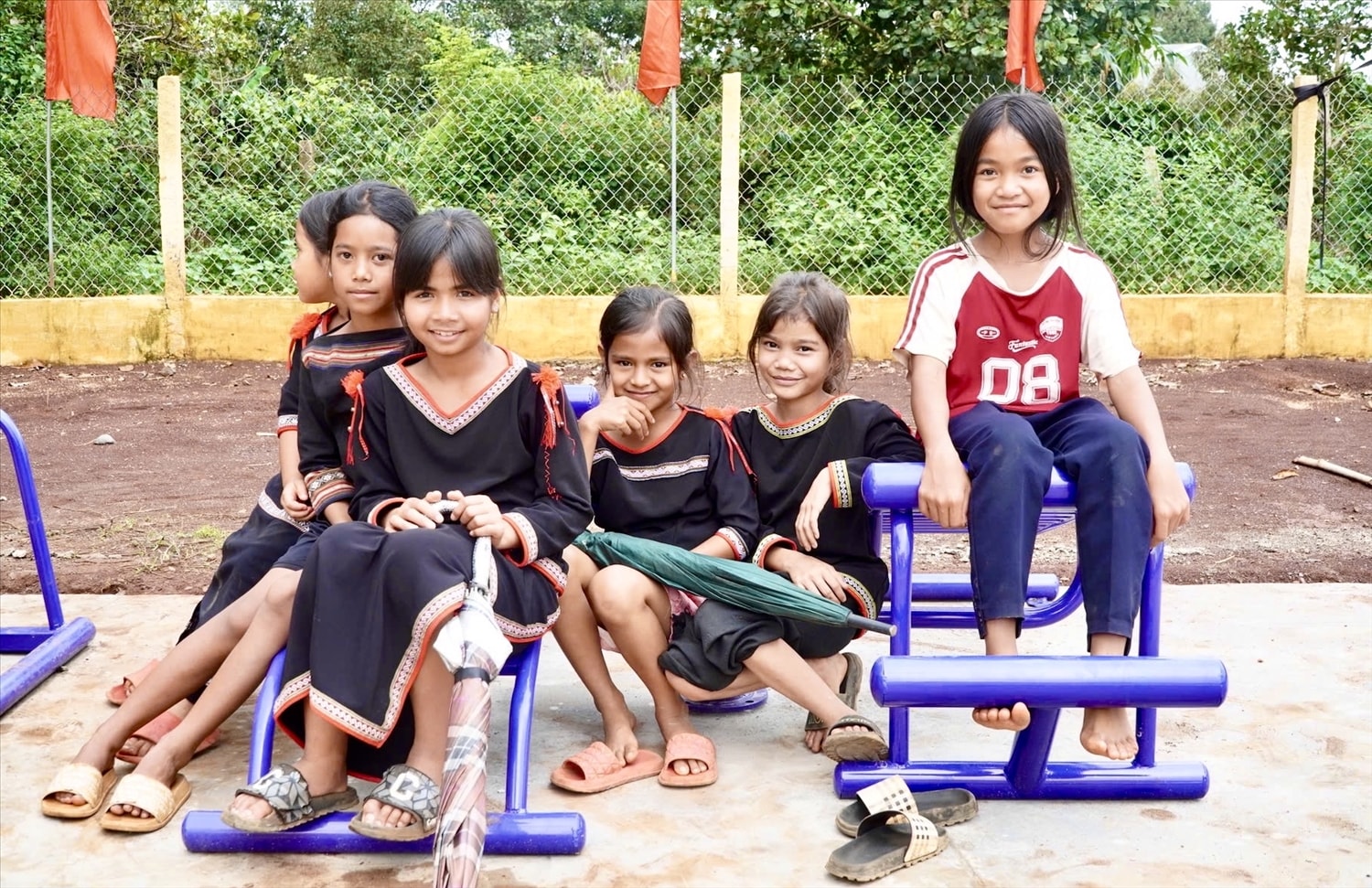 Các em nhỏ làng Mrông Yố 1, xã Ia Ka thích thú, vui chơi bên công trình công trình “Không gian thể thao thanh niên - Tiếp năng lượng, bừng sức trẻ” Các em nhỏ làng Mrông Yố 1, xã Ia Ka thích thú, vui chơi bên công trình công trình “Không gian thể thao thanh niên - Tiếp năng lượng, bừng sức trẻ”