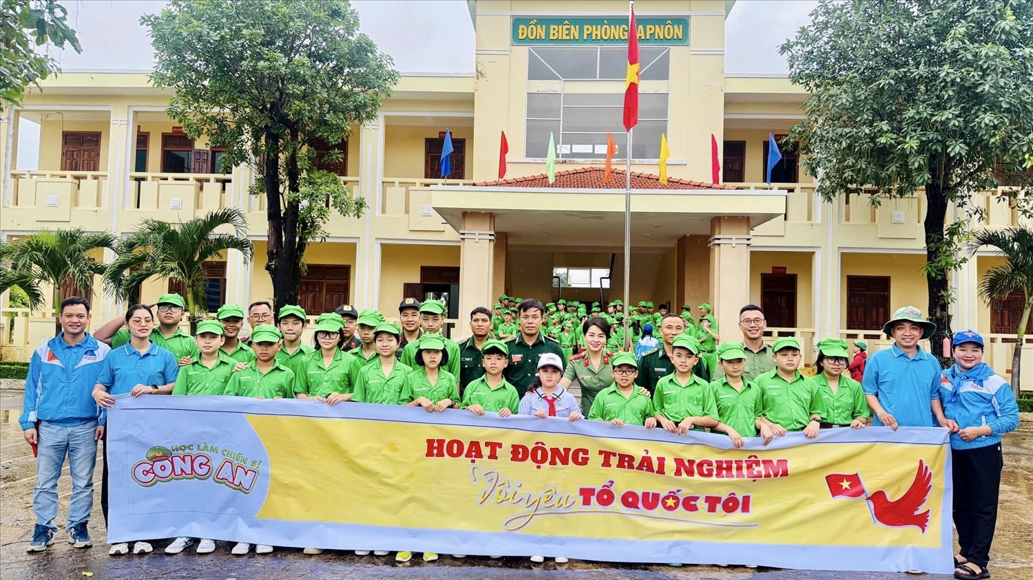 Các em thiếu nhi tham gia Chương trình “Học làm chiến sĩ công an” hoạt động trải nghiệm tại Đồn Biên phòng Ia Pnôn, xã biên giới Ia Pnôn, huyện Đức Cơ Các em thiếu nhi tham gia Chương trình “Học làm chiến sĩ công an” hoạt động trải nghiệm tại Đồn Biên phòng Ia Pnôn, xã biên giới Ia Pnôn, huyện Đức Cơ