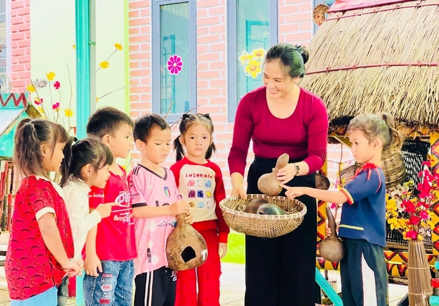 Nhà trường và gia đình phối hợp thường xuyên nhắc nhở, hướng dẫn kỹ năng bảo vệ trẻ trước các mối nguy hiểm Nhà trường và gia đình phối hợp thường xuyên nhắc nhở, hướng dẫn kỹ năng bảo vệ trẻ trước các mối nguy hiểm